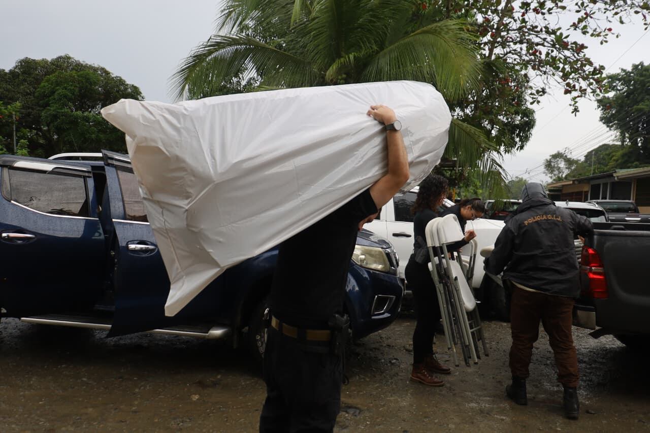 Agentes judiciales y Fiscales descubrieron enorme arsenal a cuatro casas de donde vivía Peña Russell en Atlántida de Limón.