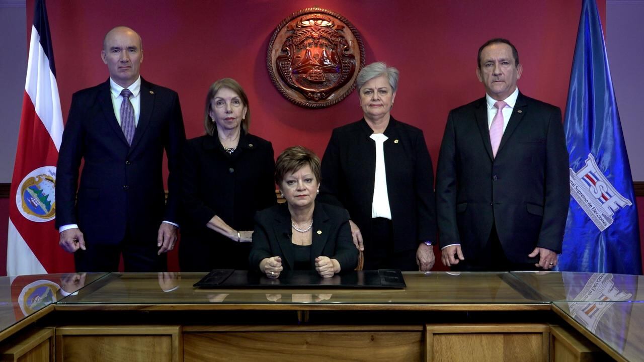 El TSE advierte de que Rodrigo Chaves amenaza la paz de Costa Rica. En la imagen, la magistrada Eugenia Zamora Chavarría (al centro), presidenta del TSE, junto a los magistrados Max Esquivel Faerron, Zetty Bou Valverde, Luz Retana Chinchilla y Héctor Fernández Masís.