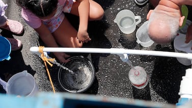 Sorpresivos cortes de agua de AyA tienen a miles a secas en plena temporada de calor