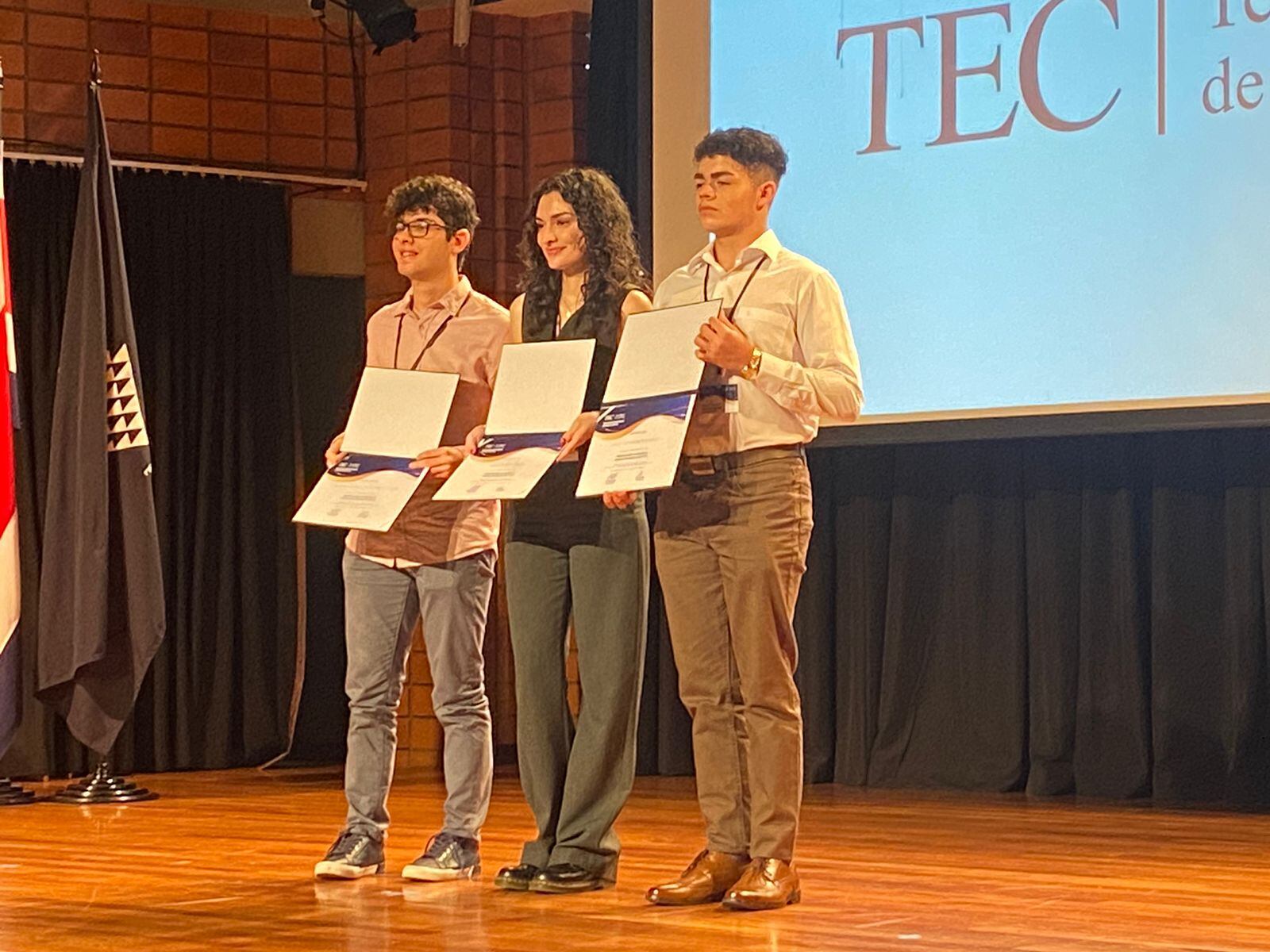 Natalia Orozco fue el promedio de admisión del Tec más alto. Con ella Mauro Barboza (der) y Luis Carlos Hernández, segundo y tercer nota, respectivamente.