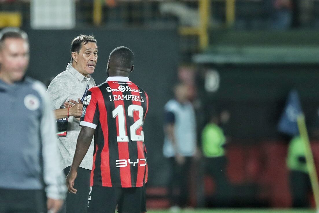 12/03/2024/ juego de vuelta entre Liga Deportiva Alajuelense vs New England Revolution por la CONCACAF Champions Cup en el estadio Alejandro Morera Soto donde el técnico Alexandre Guimarães vuelve al fútbol de Costa Rica dirigiendo a la Liga / Foto John Durán