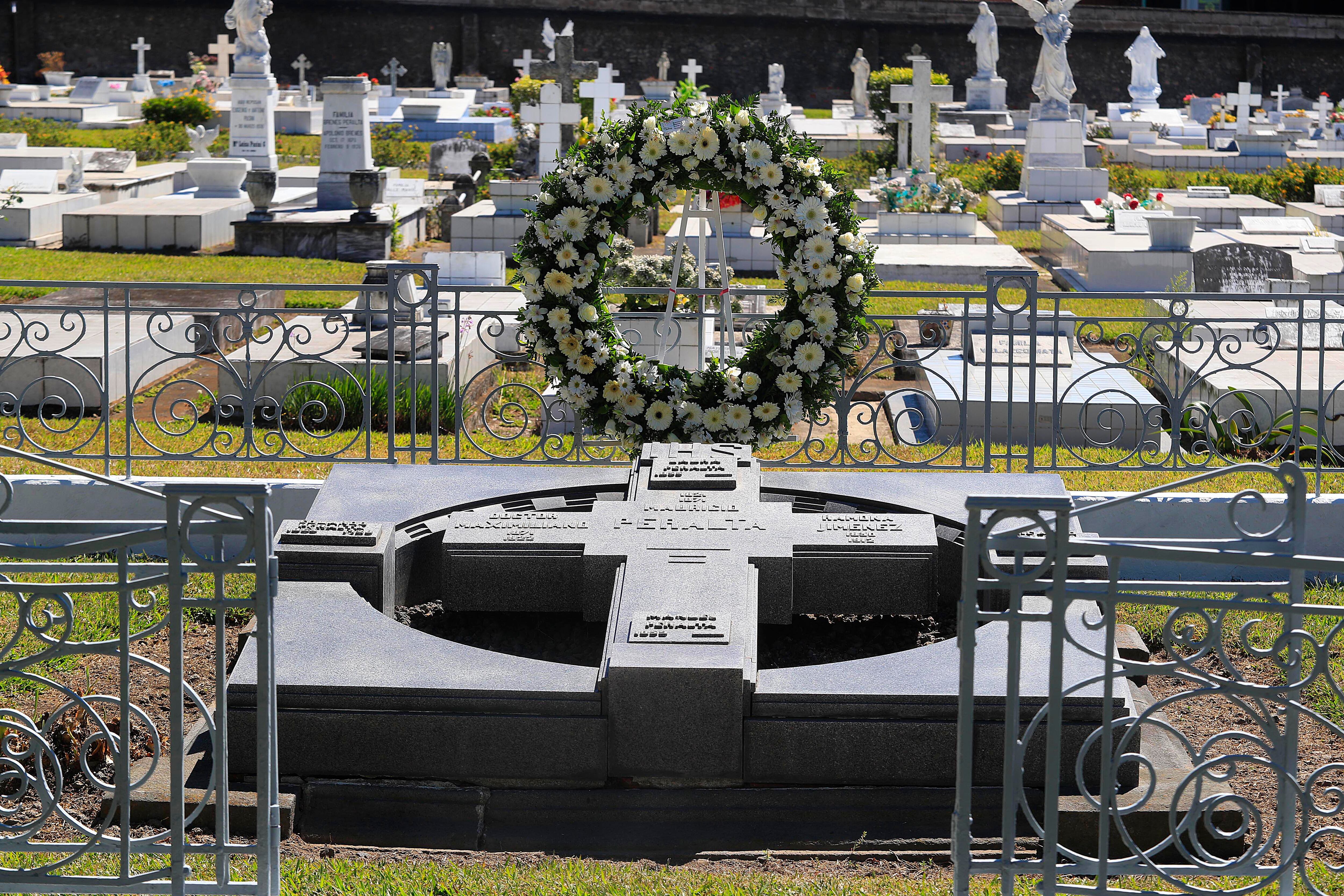 26/01/2022 Cementerio General de Cartago. Tumba donde descansan los restos del doctor Maximiliano Peralta Jiménez. Al cumplirse 100 años de su muerte se colocó un tributo para recordar al doctor en cuyo honor el hospital de la ciudad lleva su nombre