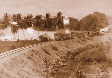 Fotografía histórica de un ferrocarril de la Northern Railway Company pasando frente a Portete en los años 1900.