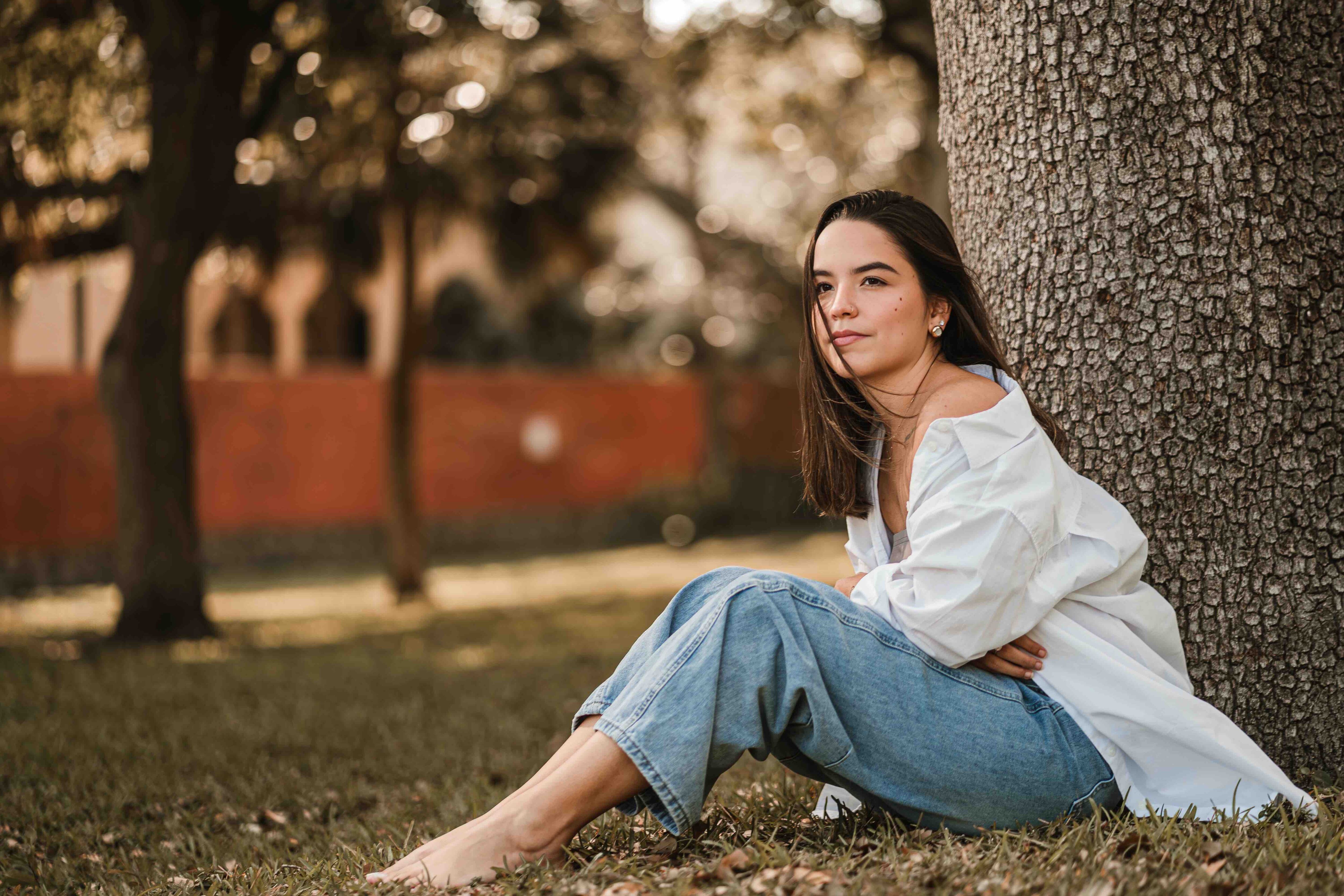 Alejandra González Mejía. Su abuelo, su padre, su tío abuelo y dos primos, son los reconocidos cantautores y cantantes Luis Enrique Mejía Godoy, Luis Pastor, Carlos Mejía Godoy, Luis Enrique y Perrozompopo).