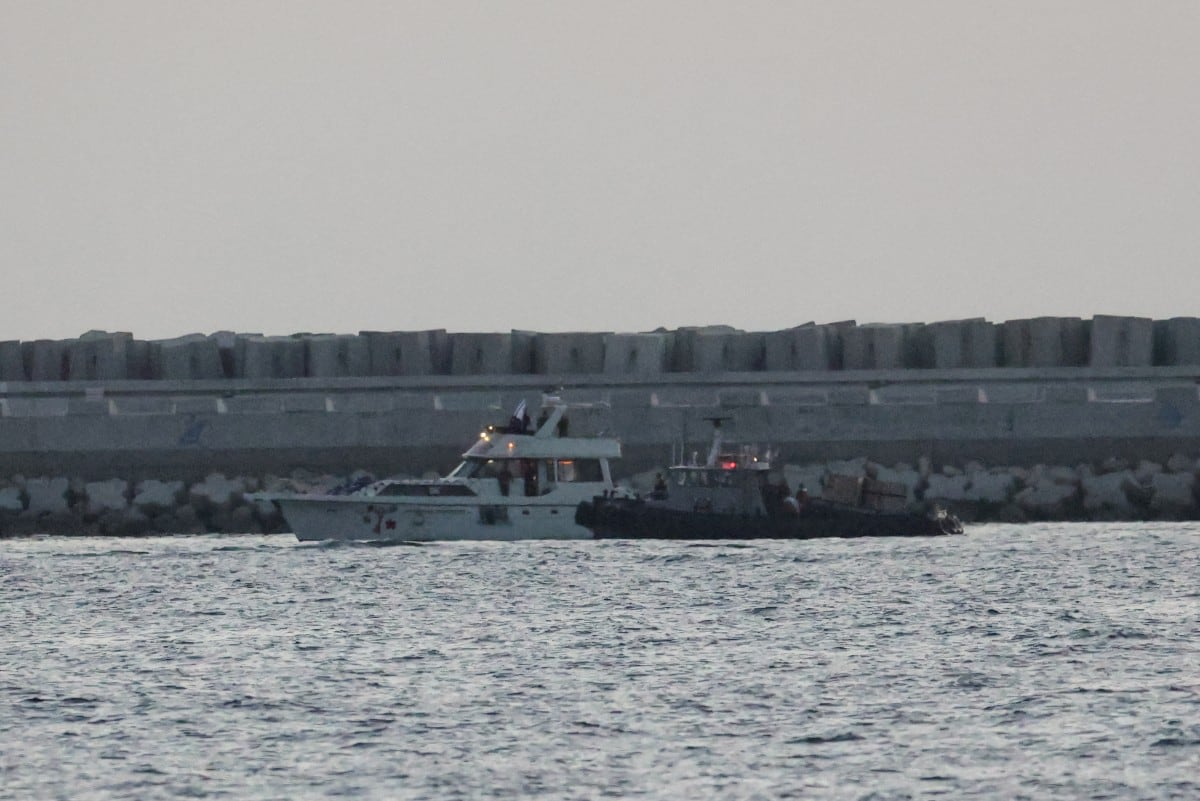 Un barco con símbolos de una de las embarcaciones de la flotilla de ayuda con destino a Gaza (izq.), interceptada por la marina israelí, es remolcado hacia el puerto israelí de Ashdod, a unos 40 kilómetros al sur de Tel Aviv, el 19 de mayo de 2026.