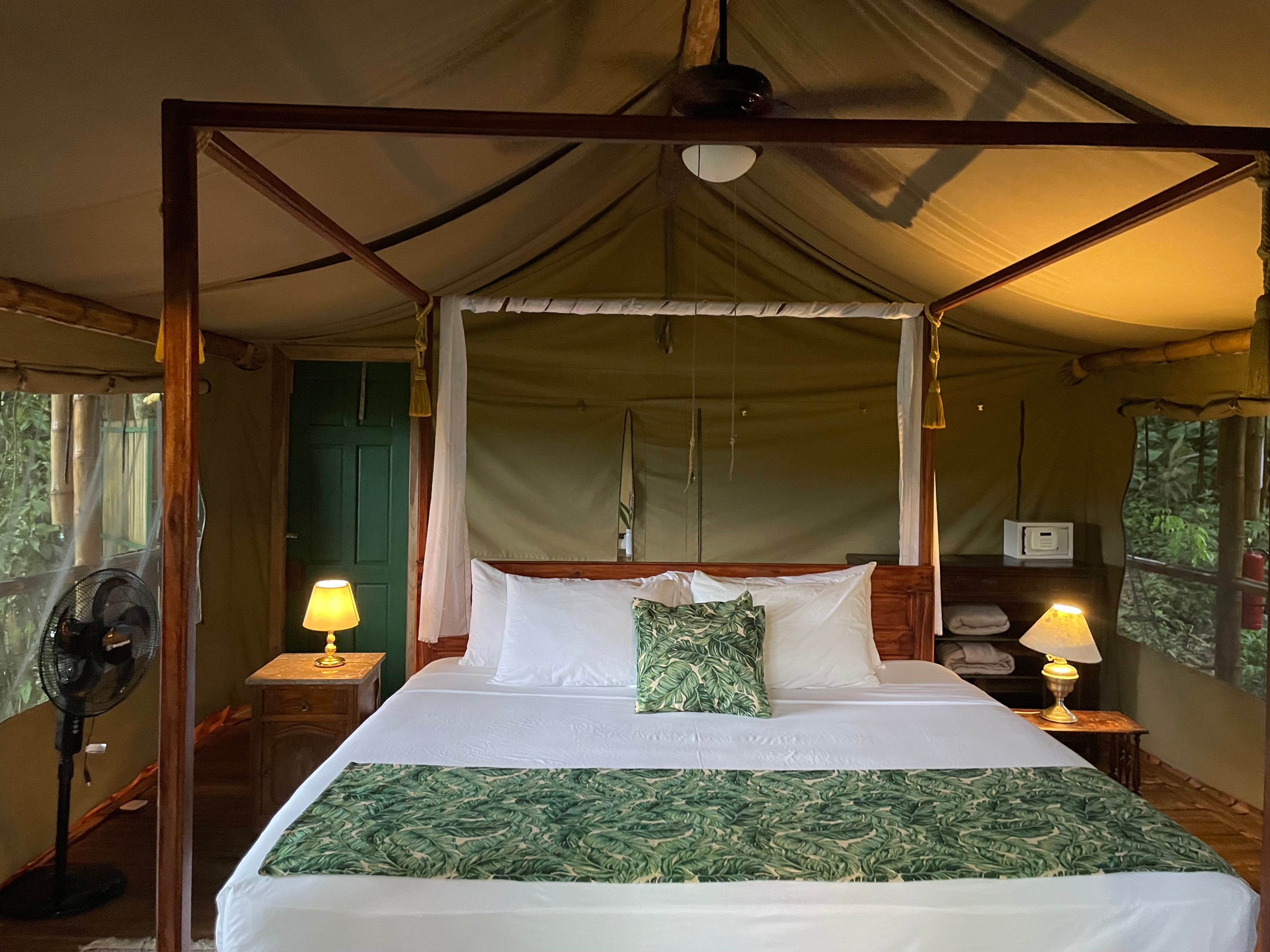 Habitación en la tienda Blixen del glamping Colina Secreta en Puerto Viejo de Talamanca, Limón.