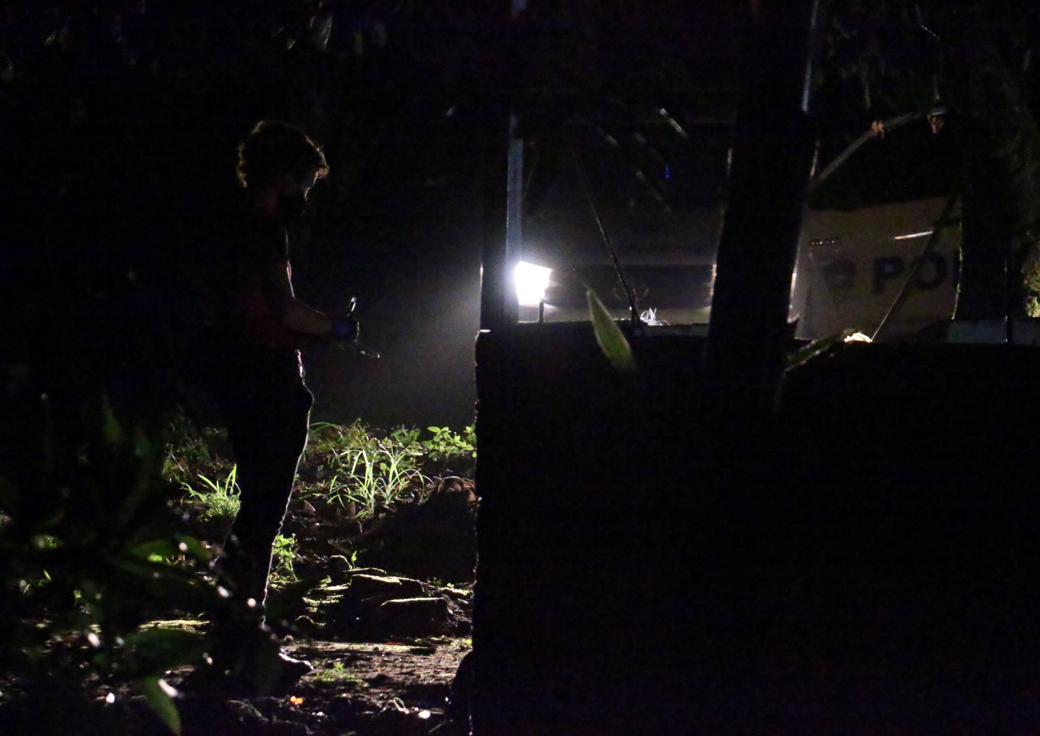 Poco después de las 10 p. m., los agentes terminaron de inspeccionar el sitio, levantaron el cuerpo y lo trasladaron a la Morgue. Foto: Reiner Montero.
