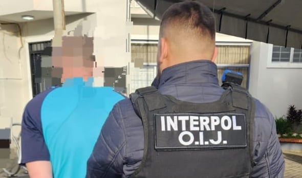 El sujeto de 53 años es sospechoso de difusión de pornografía infantil, tras una alerta enviada desde Interpol Madrid. Fue detenido este viernes en vía pública en Heredia. Fotografía: