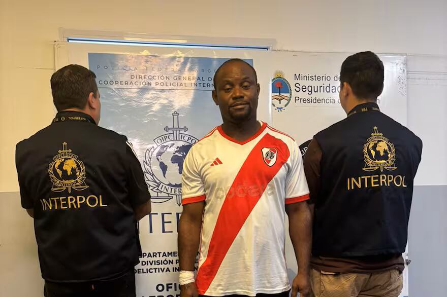 Un líder de estafas por romance cayó en Argentina con una alerta plateada de Interpol. Lo acusan de participar en fraudes por más de $8.000.000.