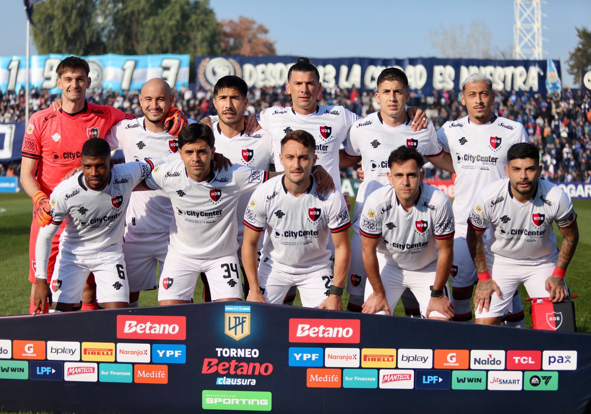 Williams Barlasina (naranja) fue el arquero titular de Newell's ante Independiente Rivadavia.