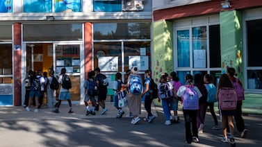 La difícil vuelta a clase en los liceos de Francia, sin celulares: ‘Nos infantiliza’