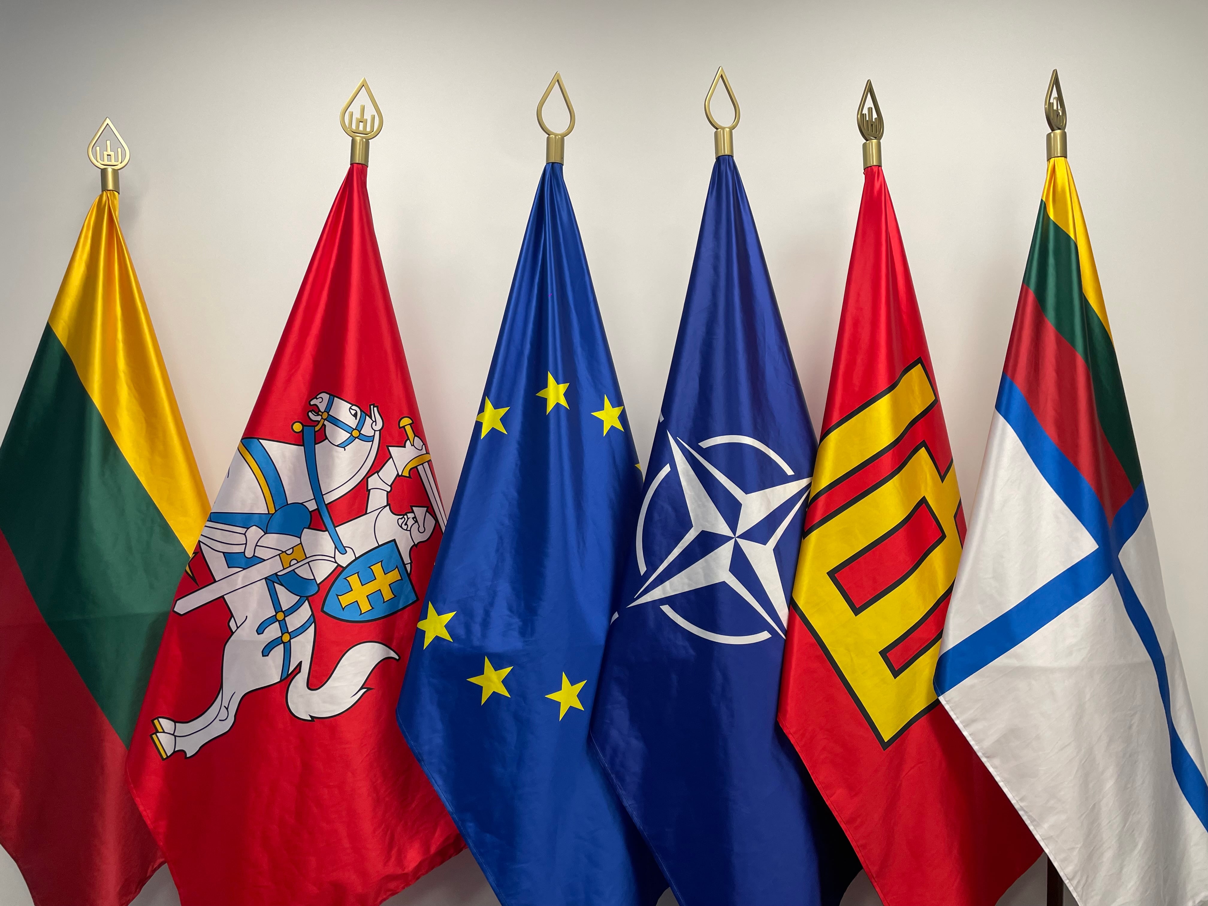 Banderas en un edificio de gobierno lituano, ubicado en VIlna, donde se aprecian las insignias locales, la de la Unión Europea y la de la OTAN.