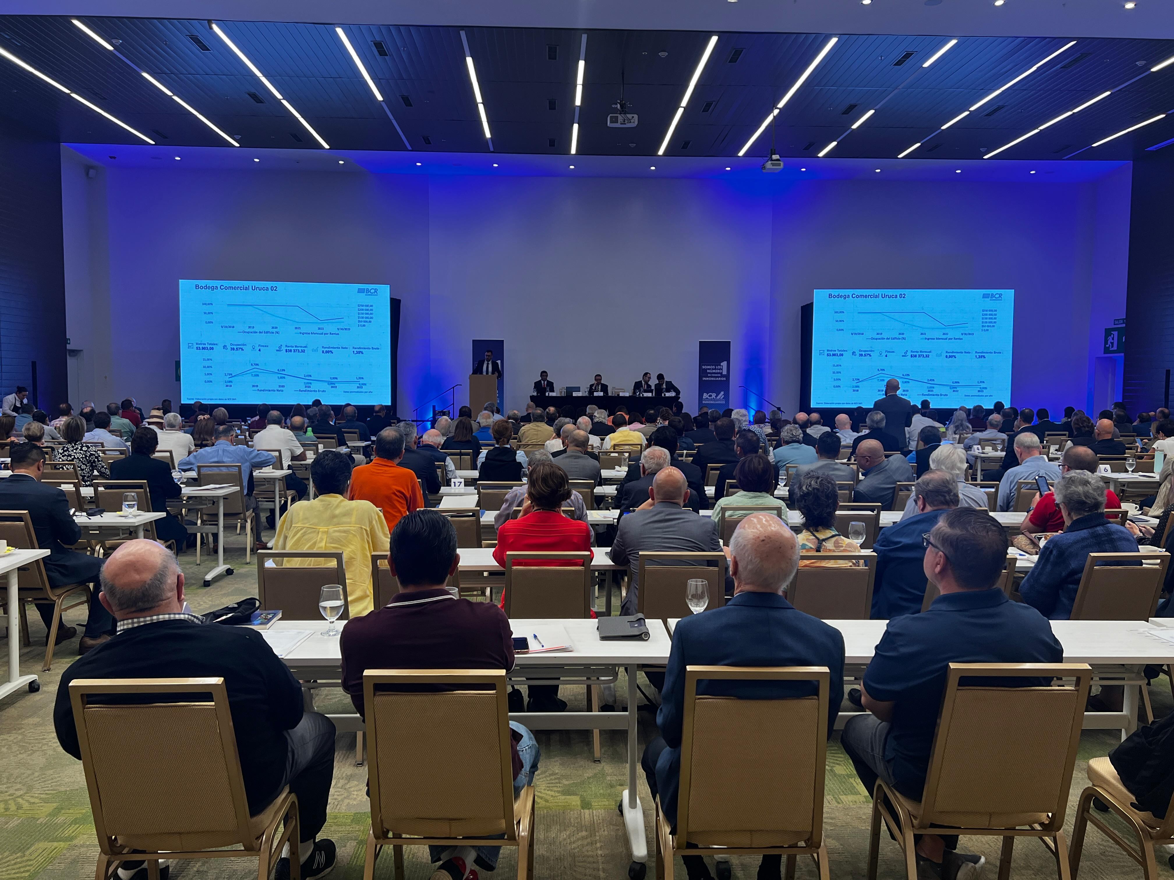 Los inversionistas de BCR SAFI durante la asamblea extraordinaria realizada este lunes 11 de diciembre.
