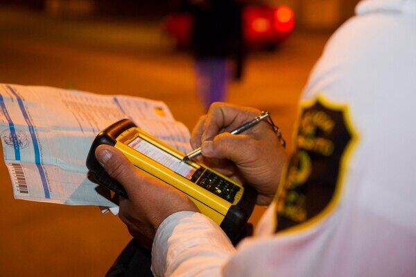 El OIJ tiene el video para tratar de determinar quién fue la persona que cobró la dádiva y a qué cuerpo policial pertenece, con el fin de proceder con su localización y dejarlo en la Fiscalía. Foto: Archivo, con fines ilustrativos.