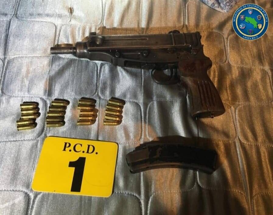 Esta arma de fuego es parte de lo decomisado a la estructura de alias Cebollón, en un operativo desplegado por la PCD en varios puntos del Caribe. Foto: MSP.