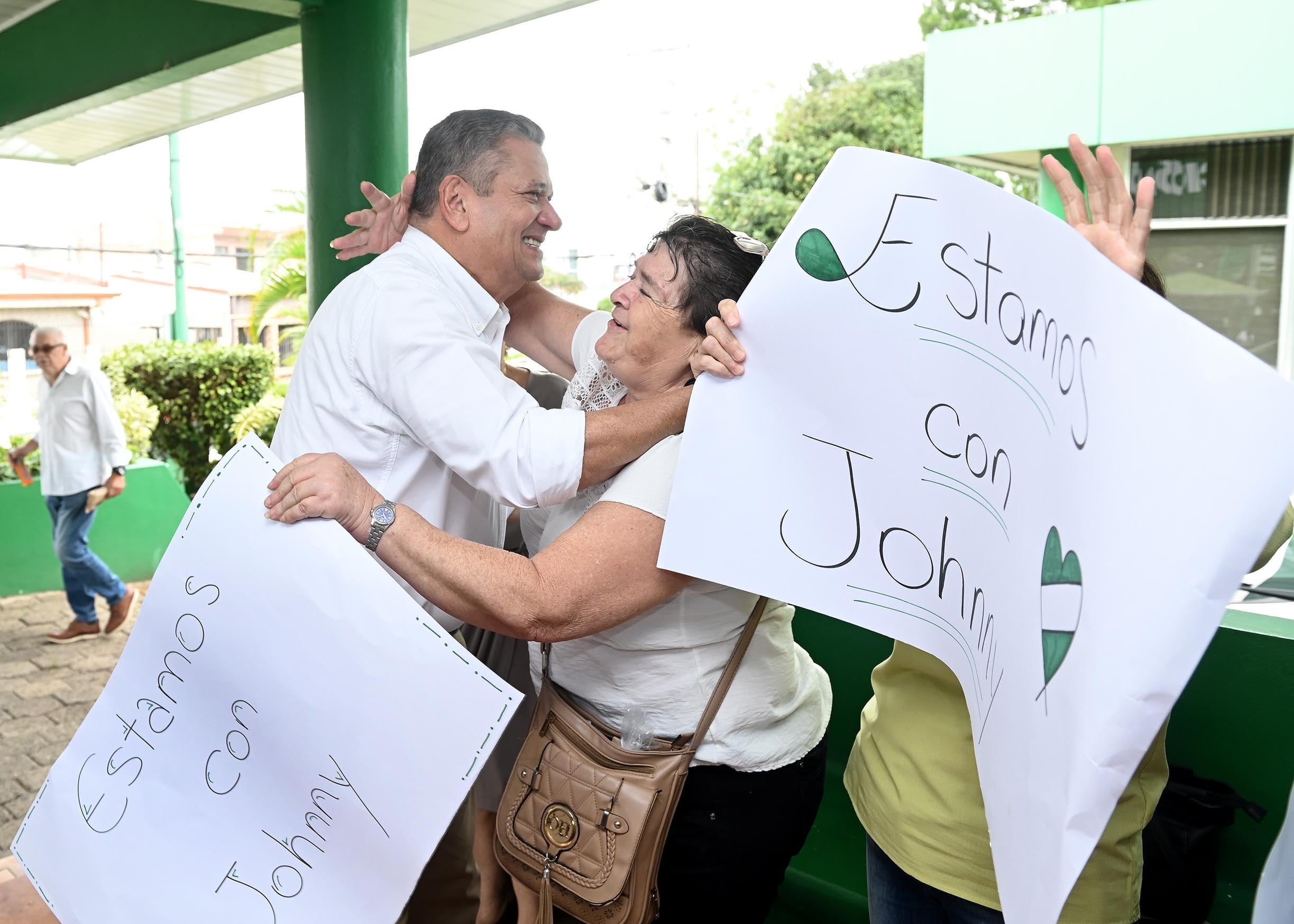 28 de junio del 2025. Balcón Verde. 10:00 hrs. La Asamblea del Partido Liberación Nacional (PLN) en el cantón central de San José se celebrará este sábado en medio de un ambiente marcado por tensiones internas y disputas de liderazgo.La convocatoria es para las 10 a.m. en el Balcón Verde. Durante el encuentro, los delegados liberacionistas votarán por tres cargos clave: la presidencia del Comité Ejecutivo Cantonal, los delegados cantonales a la Asamblea Nacional del PLN y los denominados delegados directos. En la foto: El exalcalde de San José, Johnny Araya, fue recibido por sus seguidores a su llegada al Balcón Verde. Foto: Albert Marín