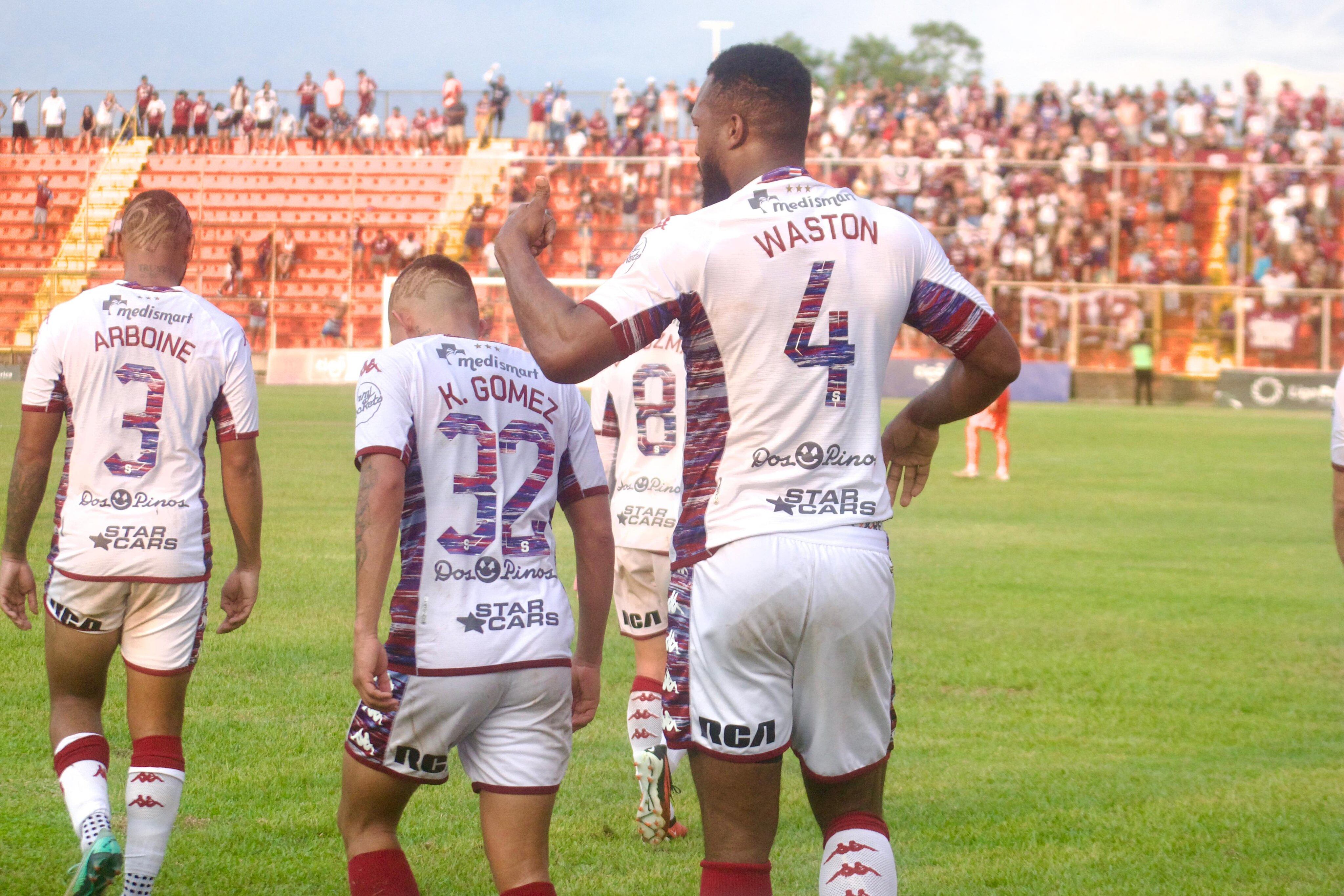 Kendall Waston volvió a jugar con Saprissa y salió premiado con gol