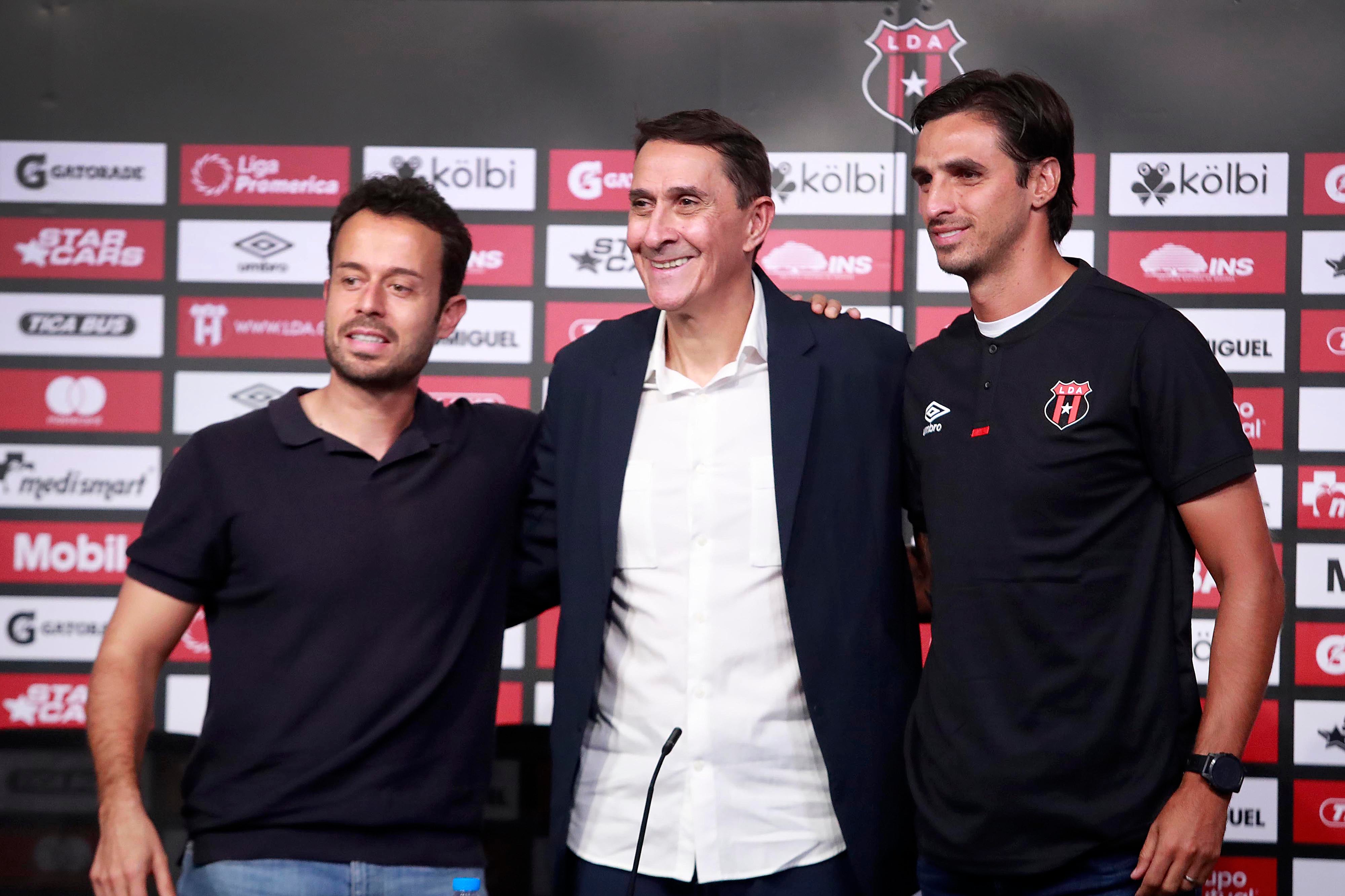 12/03/2024 Turrucares. Este martes fue presentado Alexandre Borges Guimaraes como nuevo director técnico de Liga Deportiva Alajuelense, en las instalaciones del Centro de Alto Rendimiento (CAR). A Guima lo acompañarán dos brasileños y Bryan Ruiz, quienes fueron presentados por el gerente deportivo, Javier Santamaría. Foto: Rafael Pacheco Granados