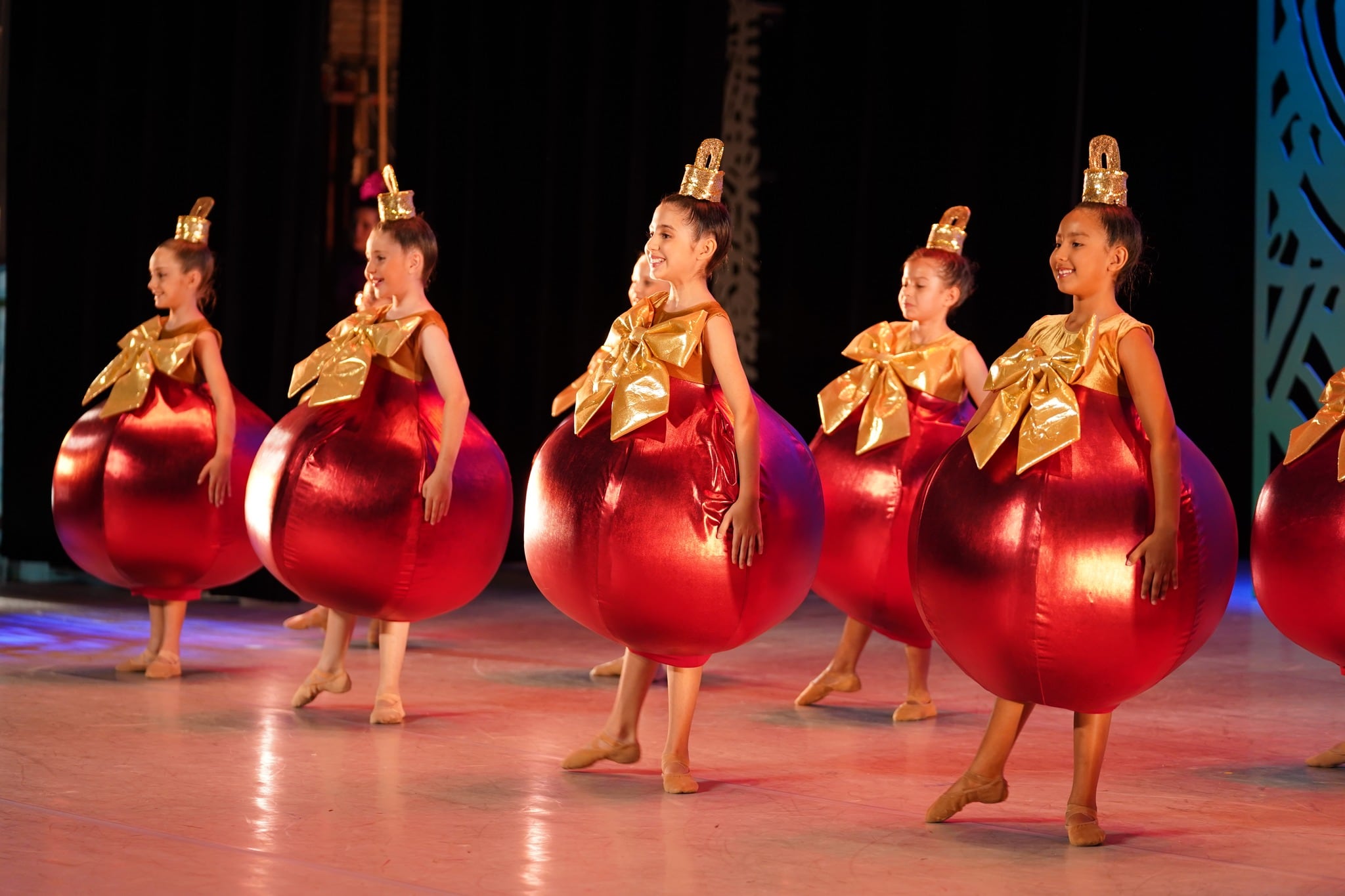 Imágenes de bailarines de ballet interpretando el espectáculo 'En las ramas del ciprés' en el escenario del Teatro Nacional.