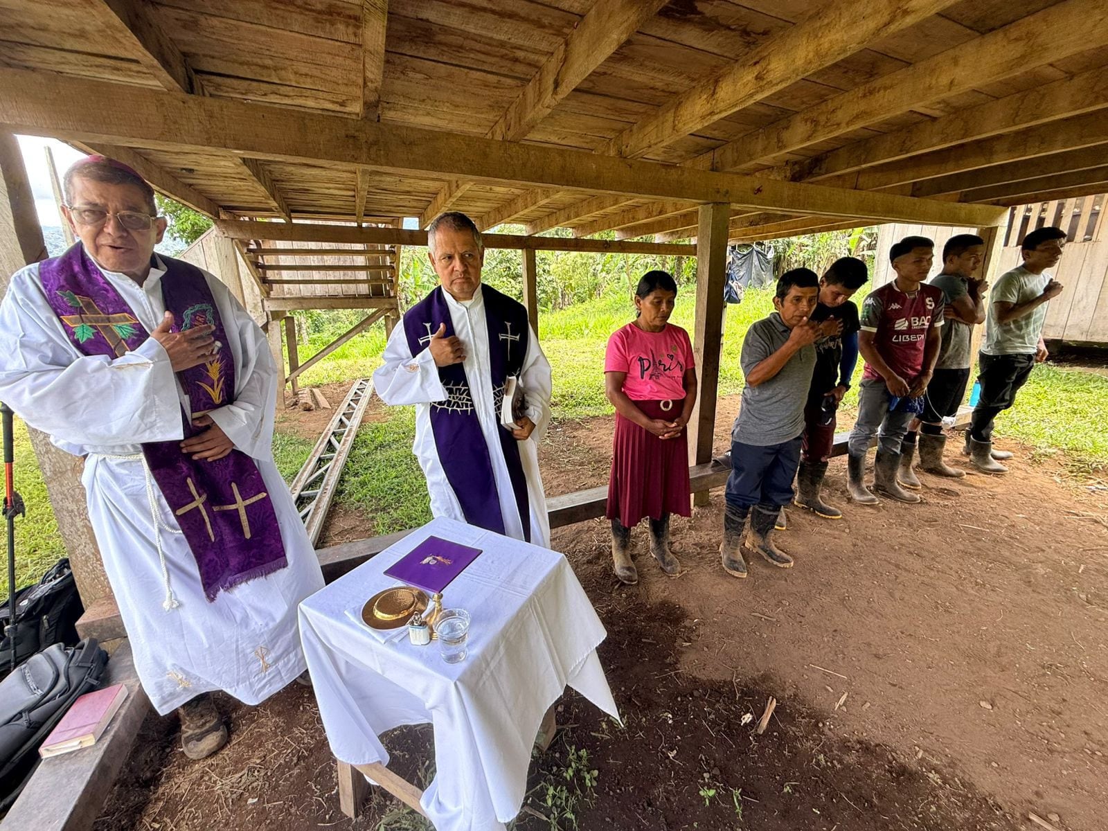 El obispo Javier Román retomó su misión tras un infarto y documentó el limitado acceso a salud en Alto Coen y San José Cabécar.