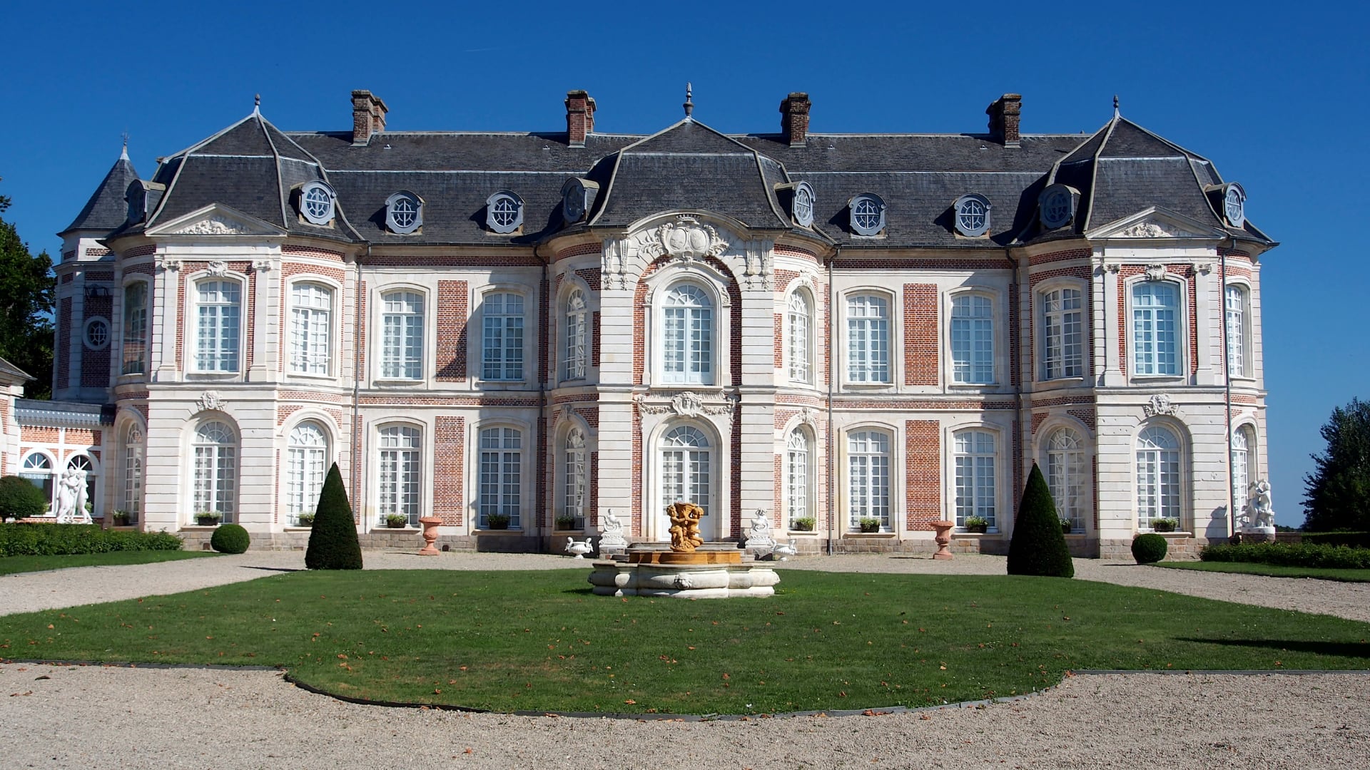 Una finca histórica de más de 20 hectáreas y 1.500 m² de construcción se vende en Francia. El castillo fue ocupado durante la Segunda Guerra Mundial.