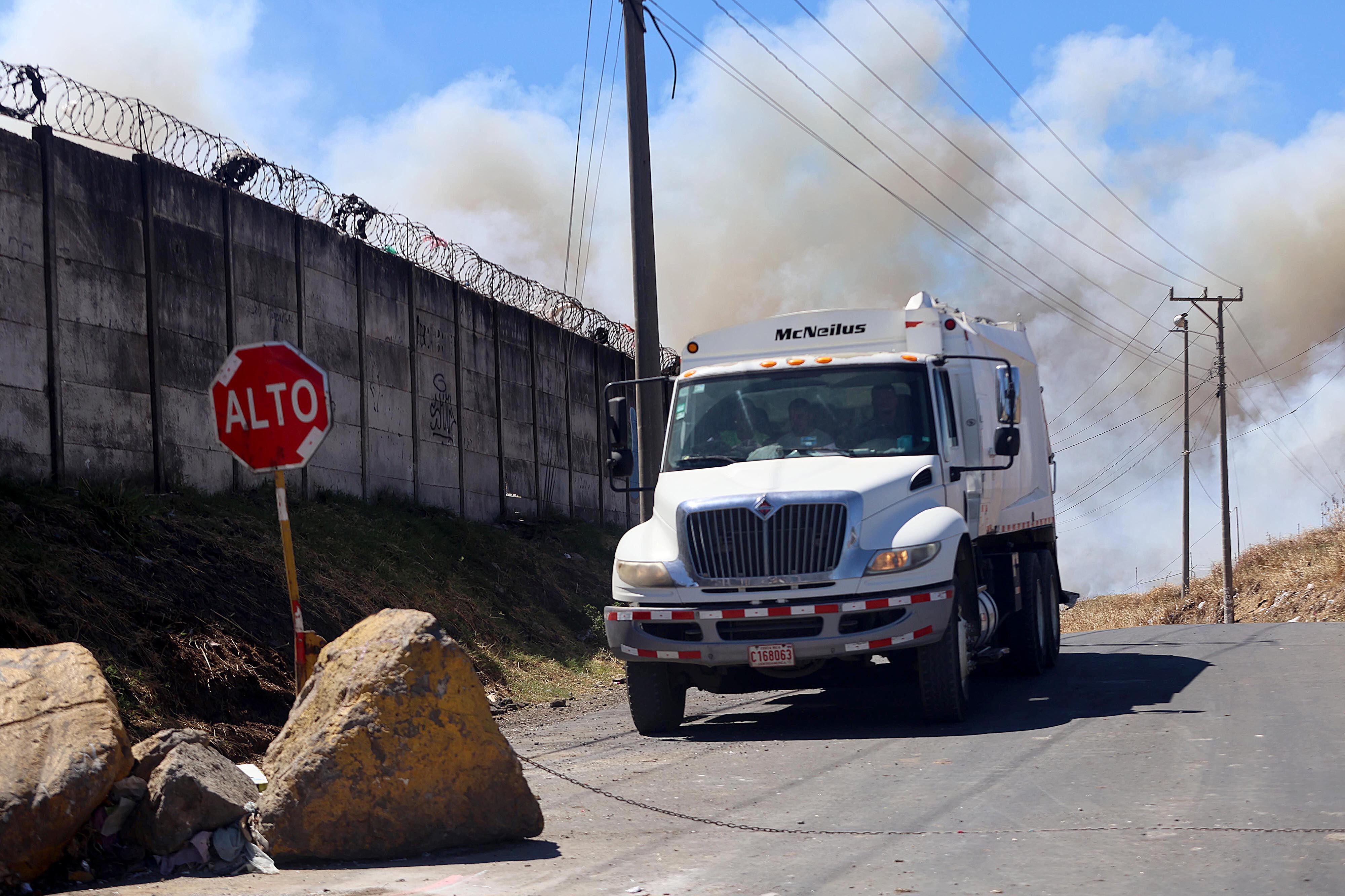 Camión recolector de basura frente al relleno sanitario de La Carpio, en operación desde 2002 y próximo a cerrar.