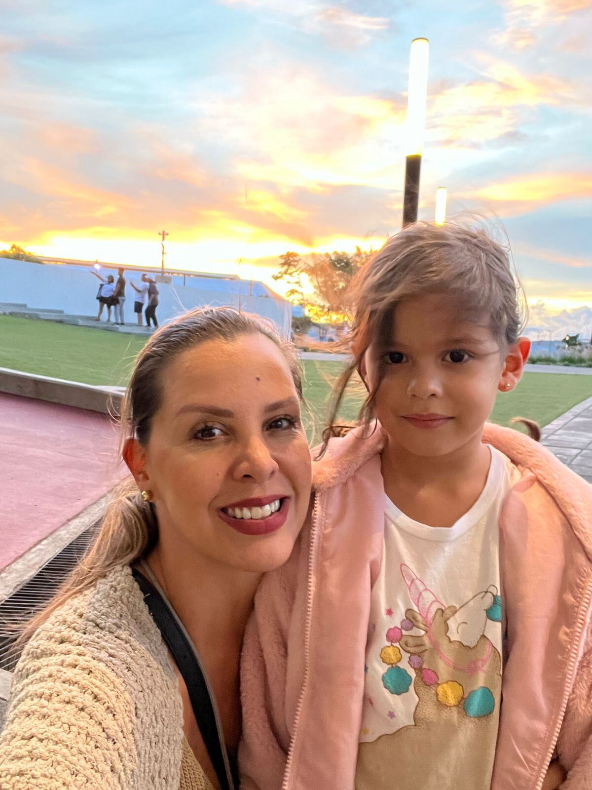 Una madre y una hija abrazadas.