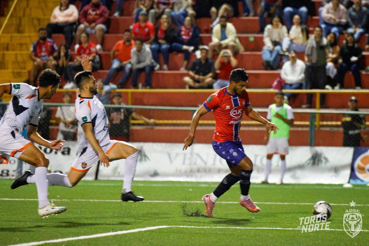 Jorman Aguilar anotó el tanto de la victoria de San Carlos ante Puntarenas FC