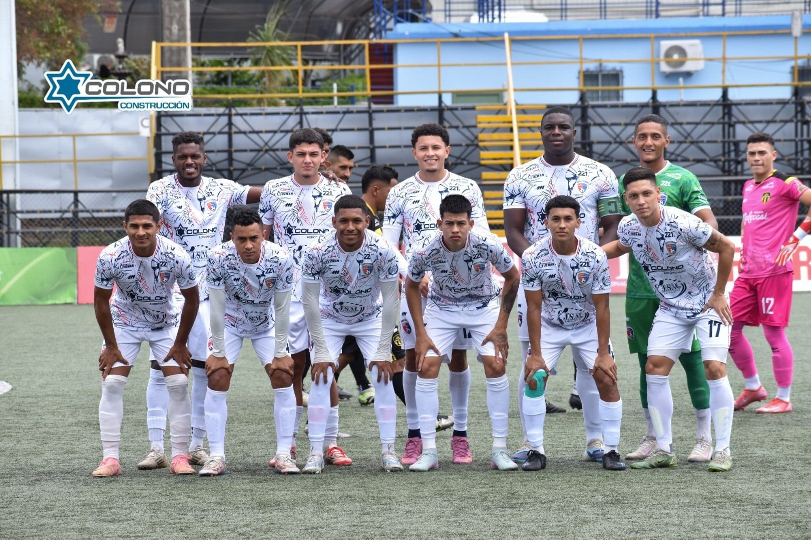 Ferney Mosquera (segundo, arriba de der. a izq. ) en una foto con el resto de sus compañeros de Cariari, en la presente temporada de la Liga de Ascenso.