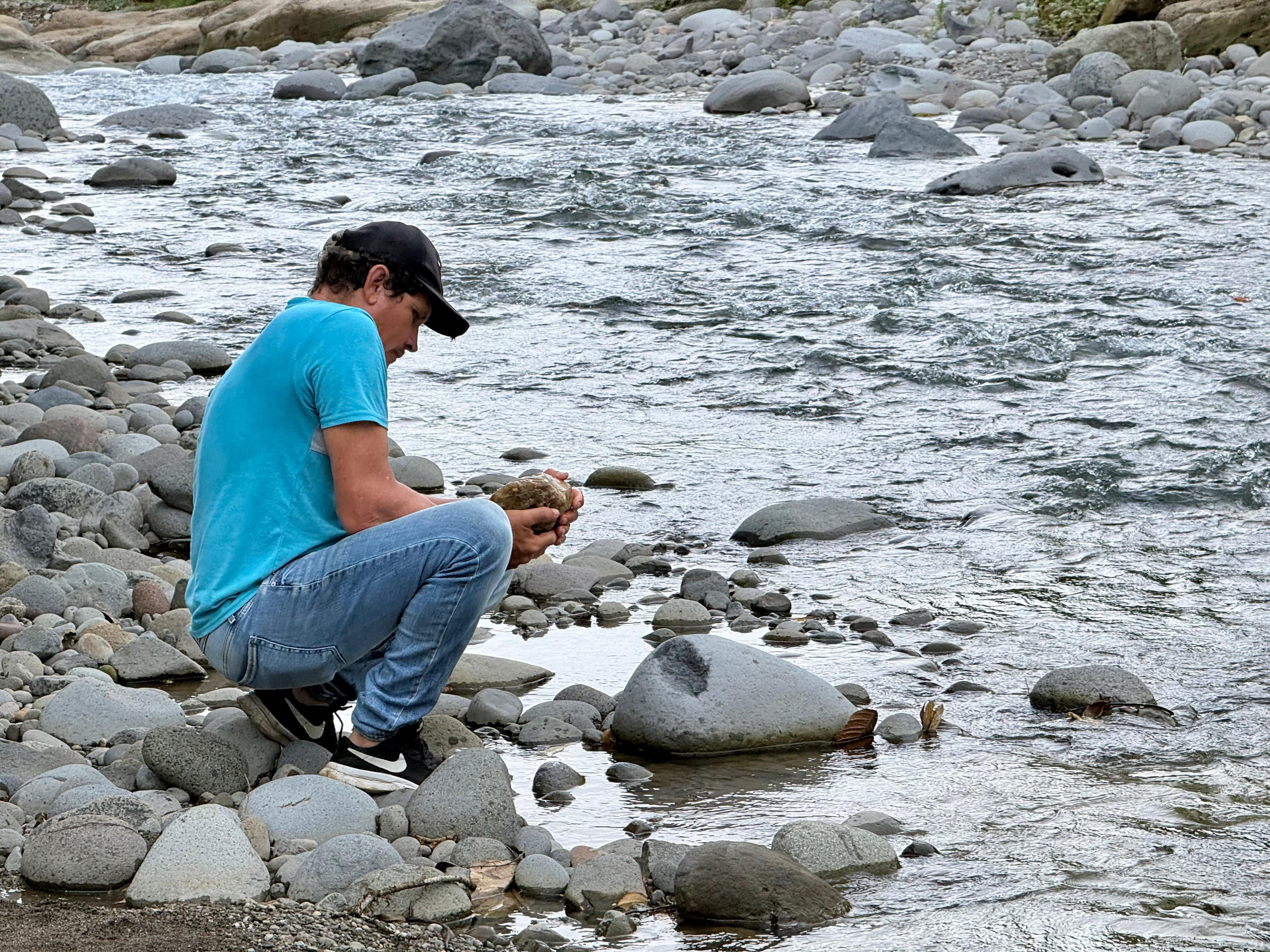 Greivin, joven limonense que, a punta de experiencia, sabe identificar distintos tipos de piedras en el río Madre de Dios