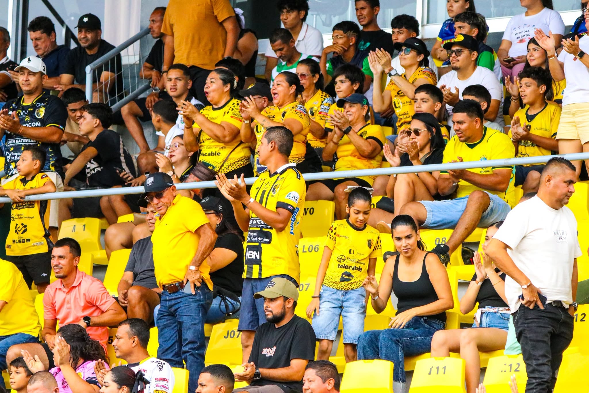 Estos son parte de los aficionados que presenciaron el primer partido del Municipal Liberia en Linafa.