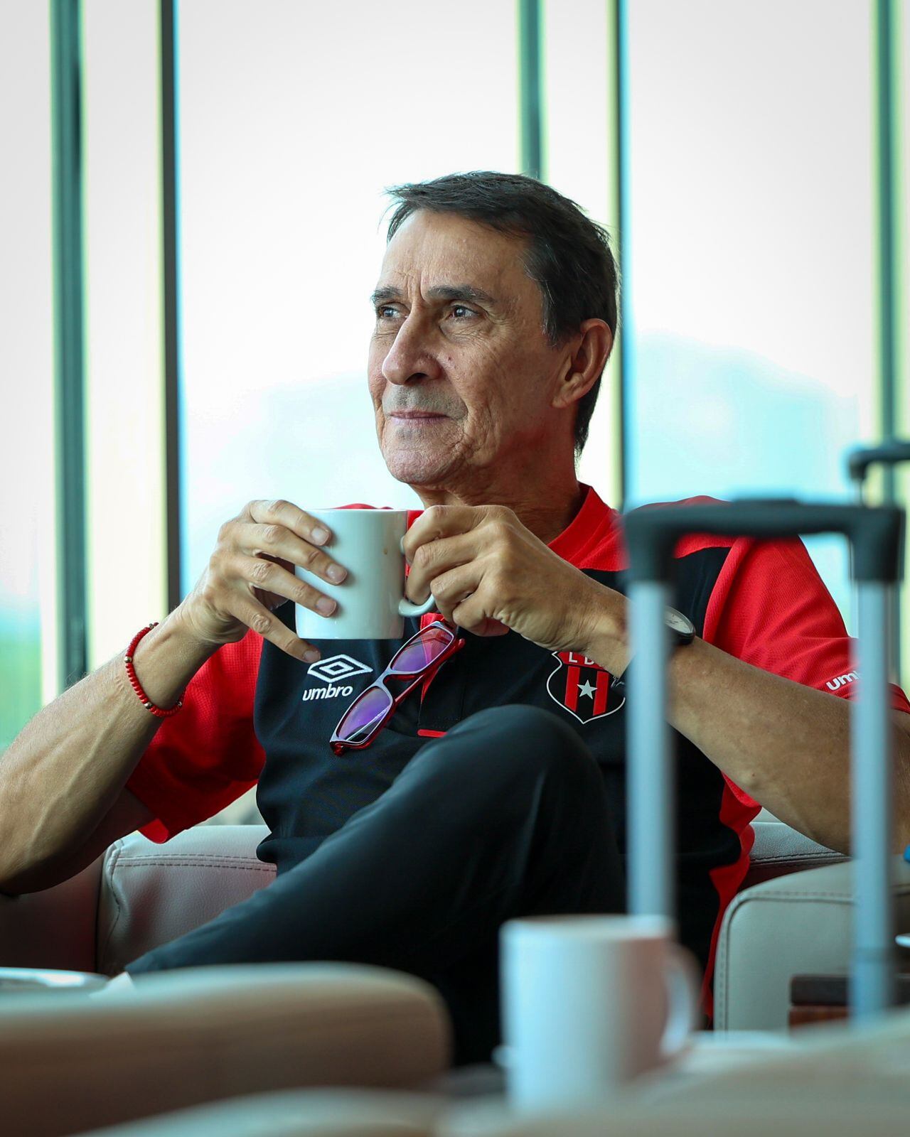 Alexandre Guimaraes se tomó un café en el Aeropuerto Juan Santamaría antes del viaje de Liga Deportiva Alajuelense a El Salvador.