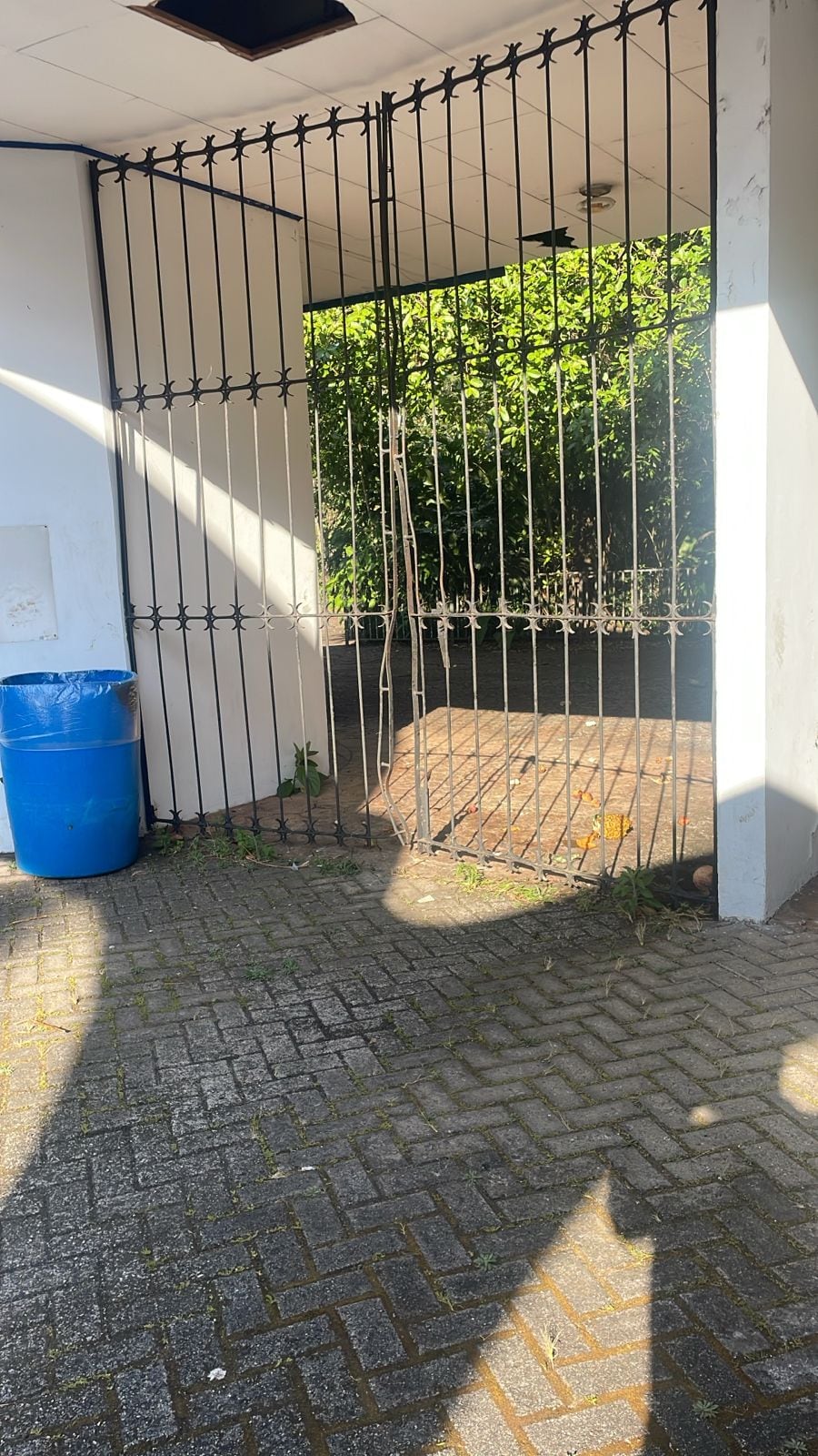 Un portón de entrada a un lugar, se ve forzado.