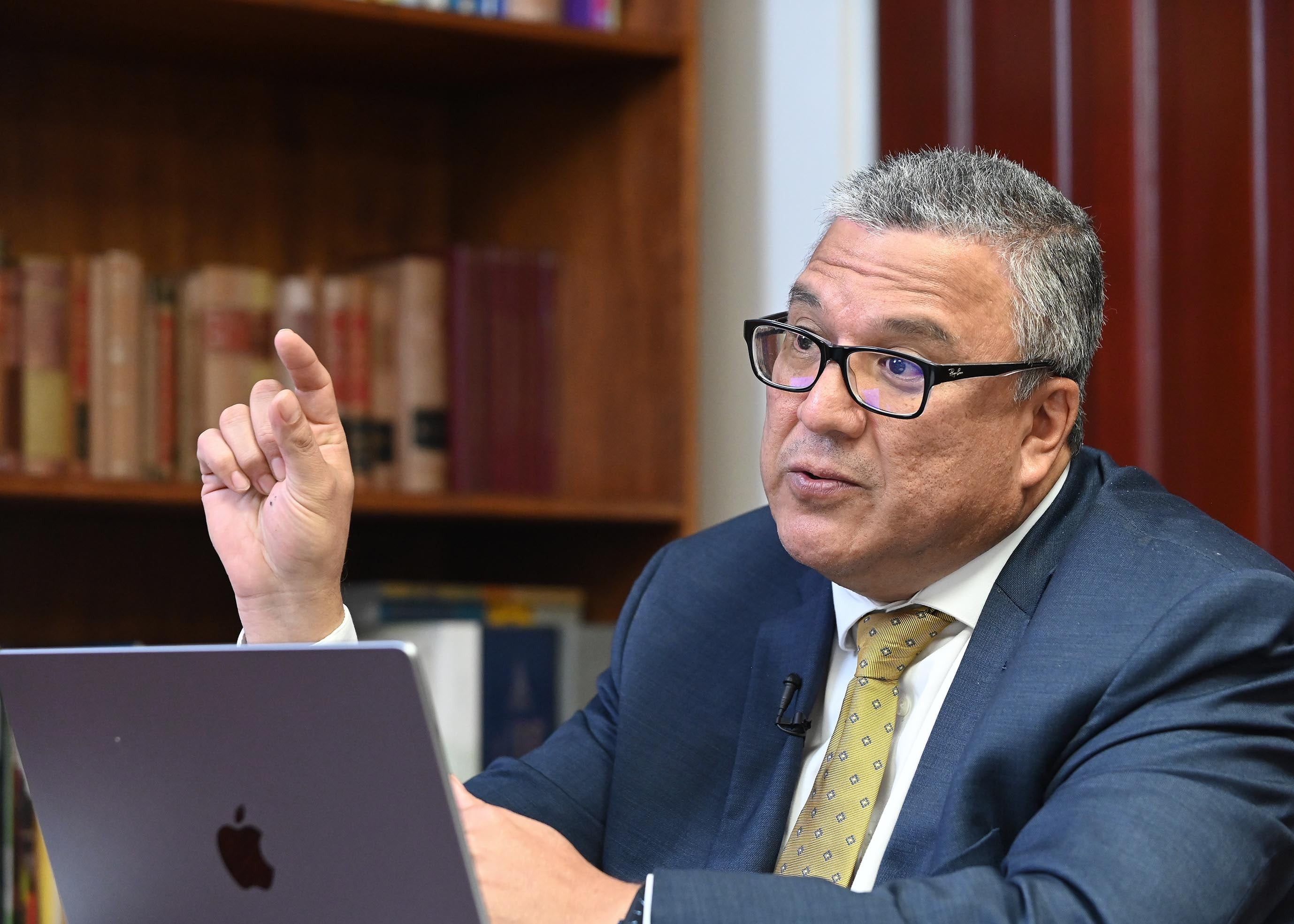 09 de junio del 2025. Rectoría de la UCR. 17:00 hrs. Entrevista con el rector de la Universidad de Costa Rica, Carlos Araya Leandro en su despacho. El catedrático fue consultado acerca de la aprobación del nuevo esquema de salarios para puestos de confianza dentro de la institución. En la foto: La entrevista se realizó en la oficina del rector. Foto: Albert Marín .