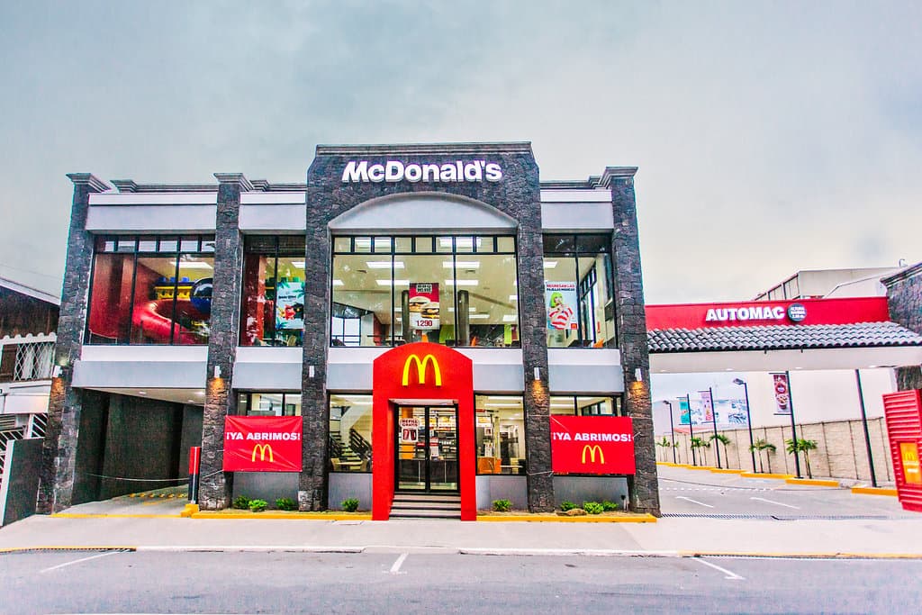 La cadena de comida rapida Mc Donald's abrió su nuevo restaurante en La Ruinas de Cartago el pasado 5 de junio. La empresa compró el antiguo local de Burger King en esa provincia y empleó a 50 personas, algunos excolaboradores de BK.