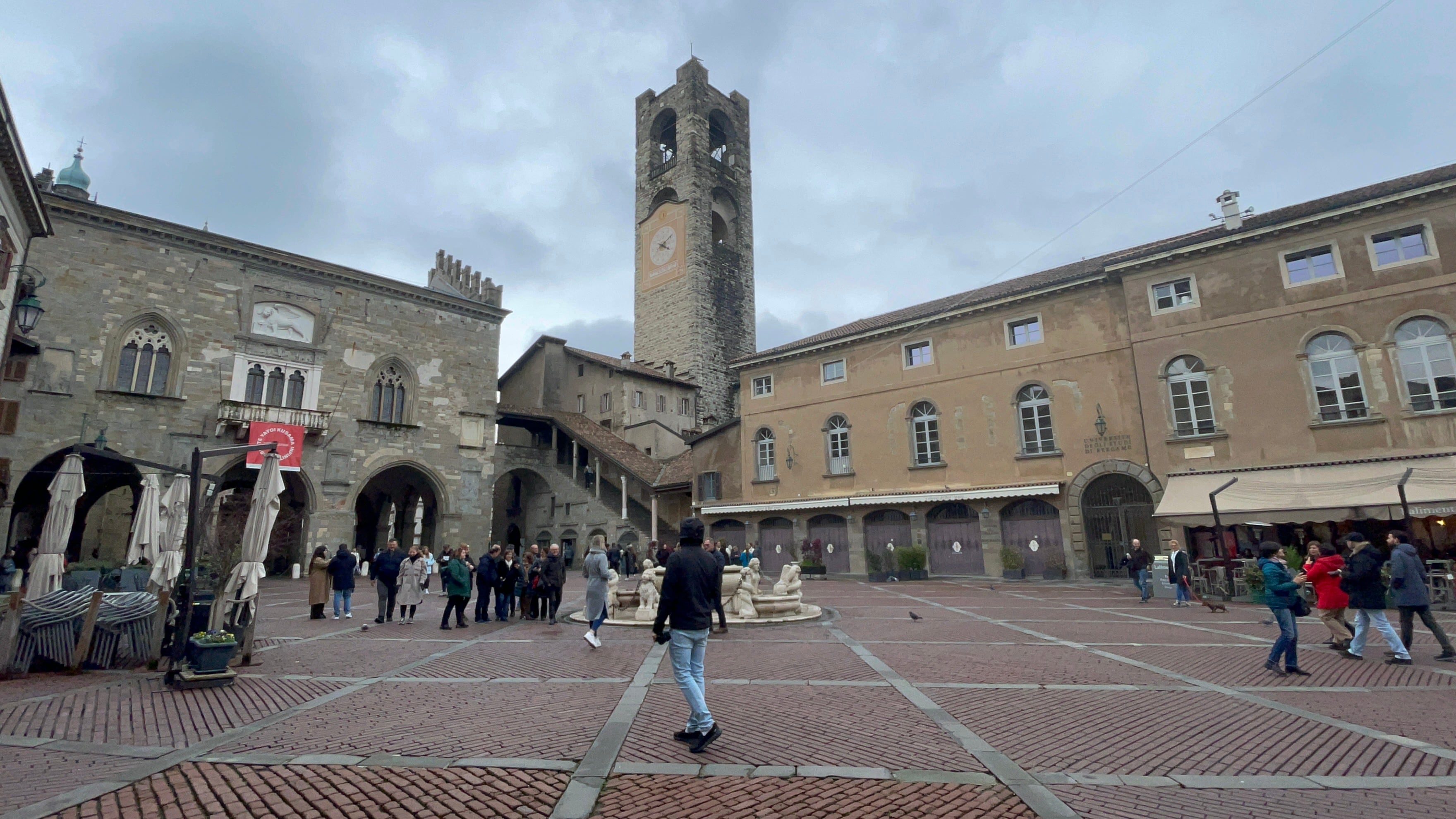 La Piazza Vecchia es uno de los atractivos de Bérgamo, en Italia.