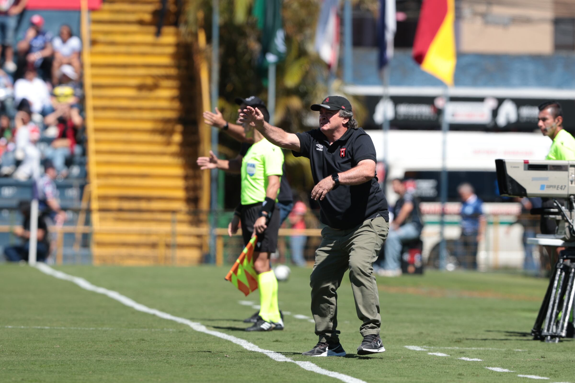 30/11/2025/ Juego entre Club Sport Cartagines vs Liga Deportiva Alajuelense por la fecha 17 del torneo apertura de l Liga Promerica en el estadio Fello Meza / foto John Durán