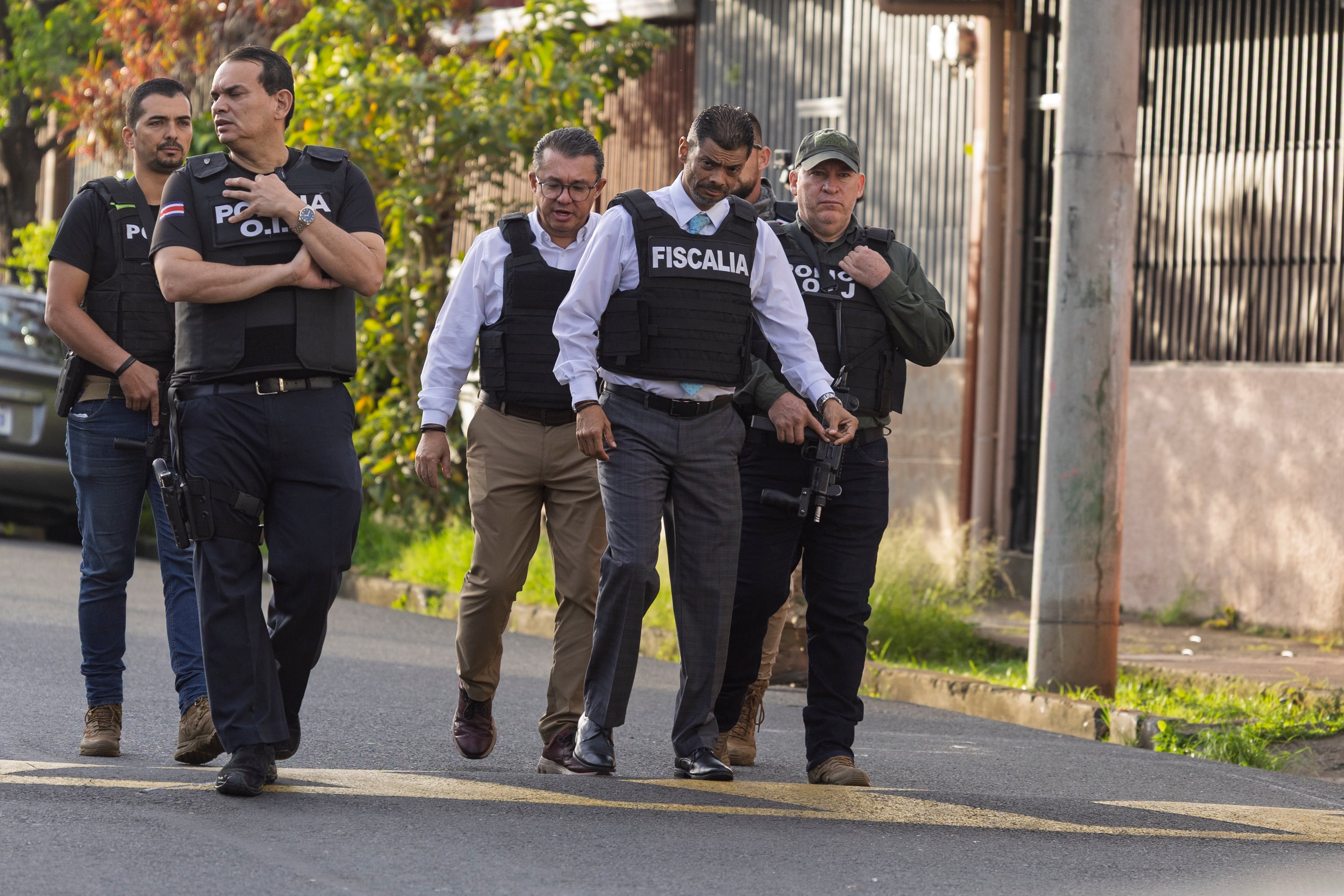 12/09/2025, San José, Tibas, León XIII, Allanamientos para capturar a los sospechosos de cometer el asesinato del militar nicaraguense Roberto Samcam, en el allanamiento estuvo el director del OIJ Randall Zúñifa y el fiscal general de la república Carlo Diaz.