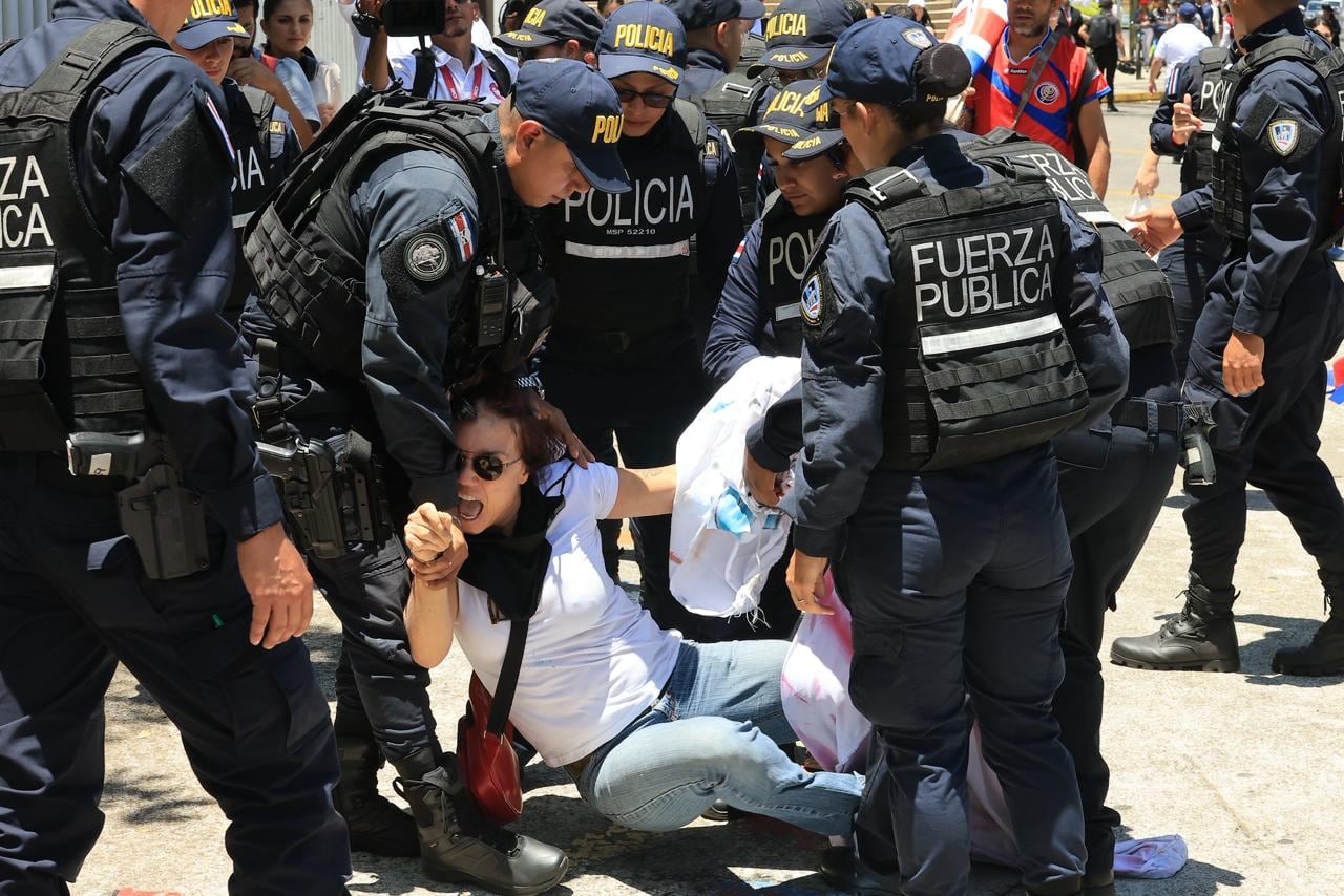 La mujer protestó en las afueras del Estadio Nacional.