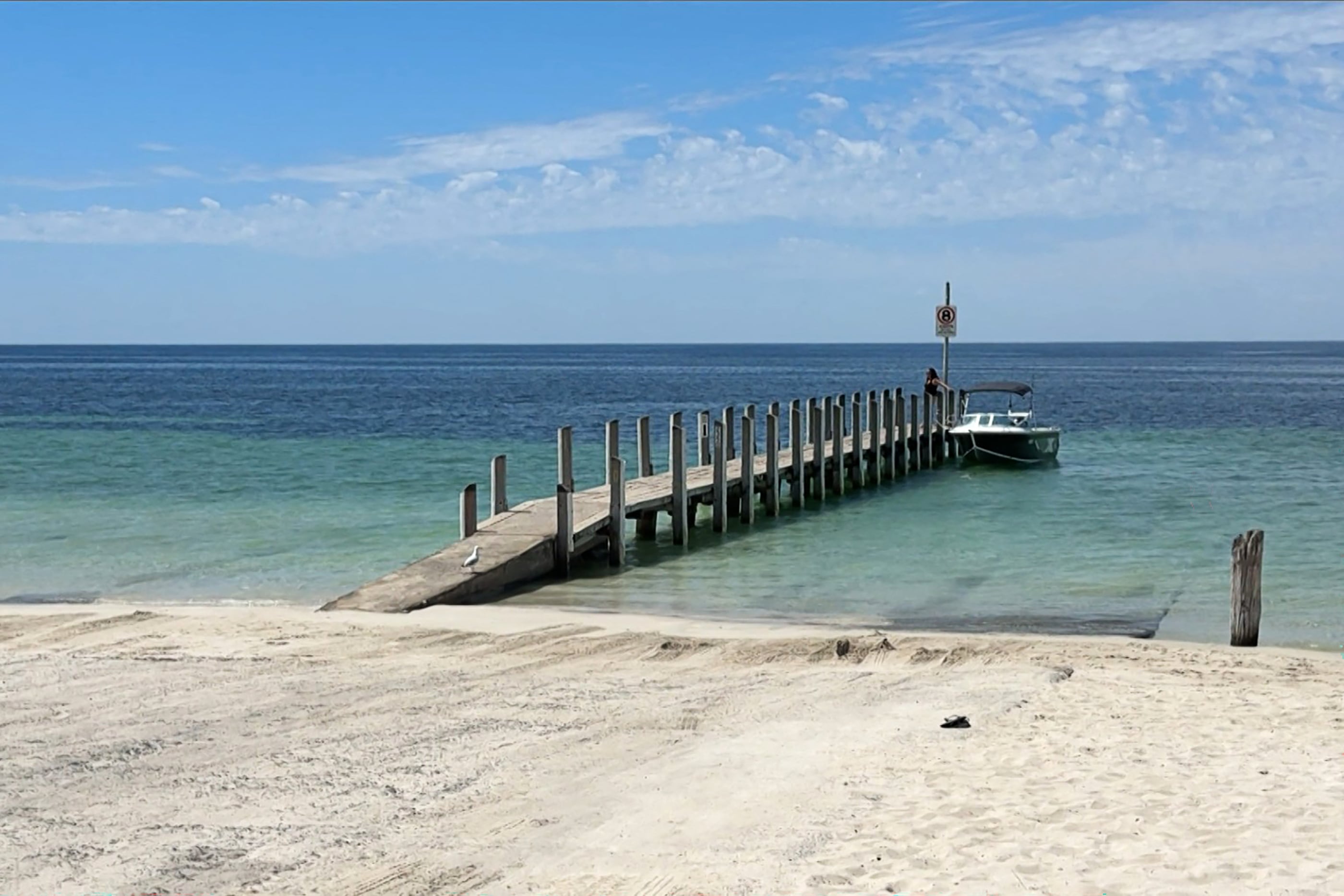 La travesía del joven permitió activar un amplio operativo marítimo y aéreo que rescató a su madre y dos hermanos tras horas a la deriva.