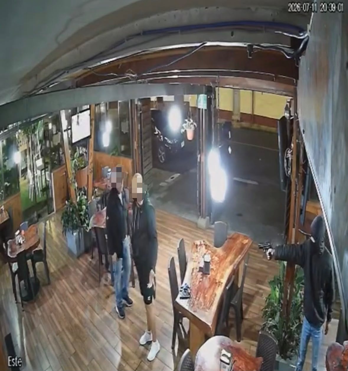 Un cliente (de suéter y pantaloneta negra), del restaurante Bobby's Burgers en Santo Domingo de Heredia, enfrentó a dos delincuentes que asaltaban el local y los obligó a huir.