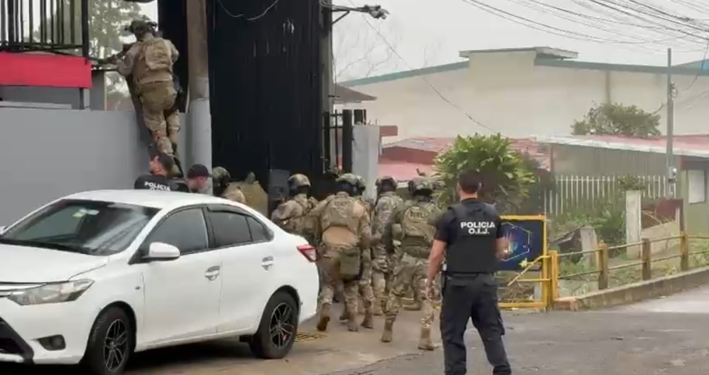 La organización presuntamente utilizaba a siete notarios y tramitadores ante el Registro y DECRA para gemelear automóviles, estafando a 19 personas por ¢167 millones.