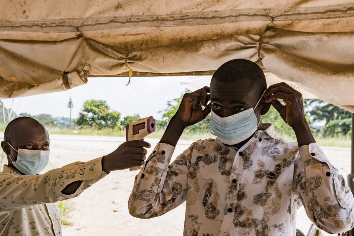Un agente sanitario fronterizo en el paso de Busunga, entre Uganda y la República Democrática del Congo, controla la temperatura de un viajero con un termómetro infrarrojo sin contacto en Bundibugyo, el 18 de mayo de 2026.