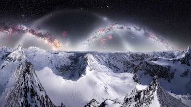 Una fotógrafa subió a 4.000 metros en los Alpes para tomar una foto imposible a -28ºC: el doble arco de la Vía Láctea
