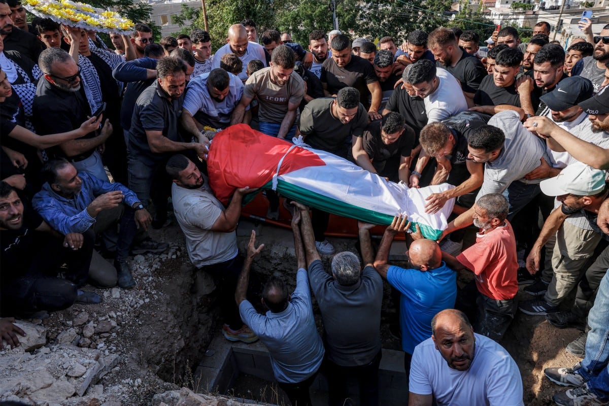Familiares y allegados se preparan para enterrar el cuerpo del palestino Salim Fuqaha, de 17 años, cuyo cadáver permaneció bajo custodia de las autoridades israelíes desde que fue asesinado el 16 de marzo en Cisjordania.