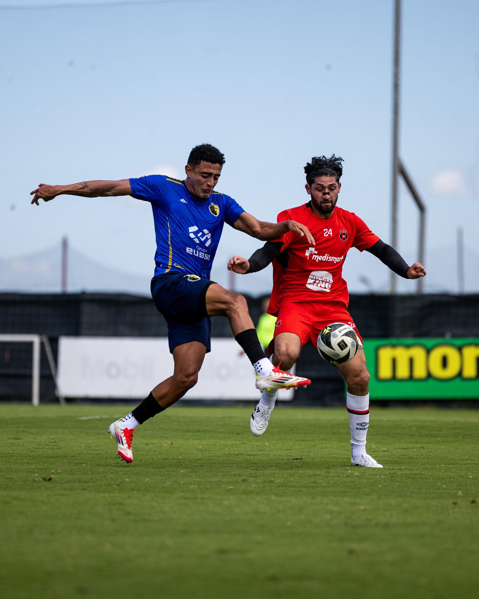 Daniel Chacón y Aarón Salazar disputan un balón en el colectivo entre Liga Deportiva Alajuelense y Liberia en el CAR.