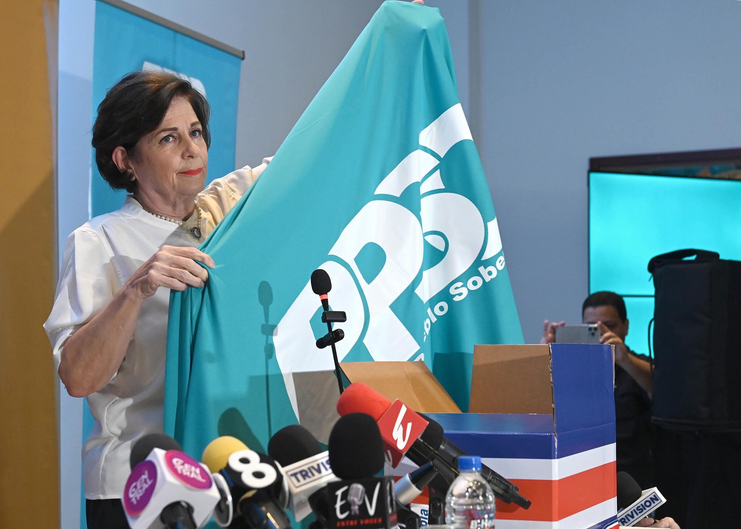 12 de julio del 2025. Parque Morazán. San José. 09:00 hrs. Anuncio oficial del partido político con el que participará el movimiento de Rodrigo Cháves en las próximas elecciones nacionales en febrero del 2026. En la foto: Pilar Cisneros anuncia que el partido Pueblo Soberano representará a Rodrigo Cháves en las próximas elecciones. Foto: Albert Marín.