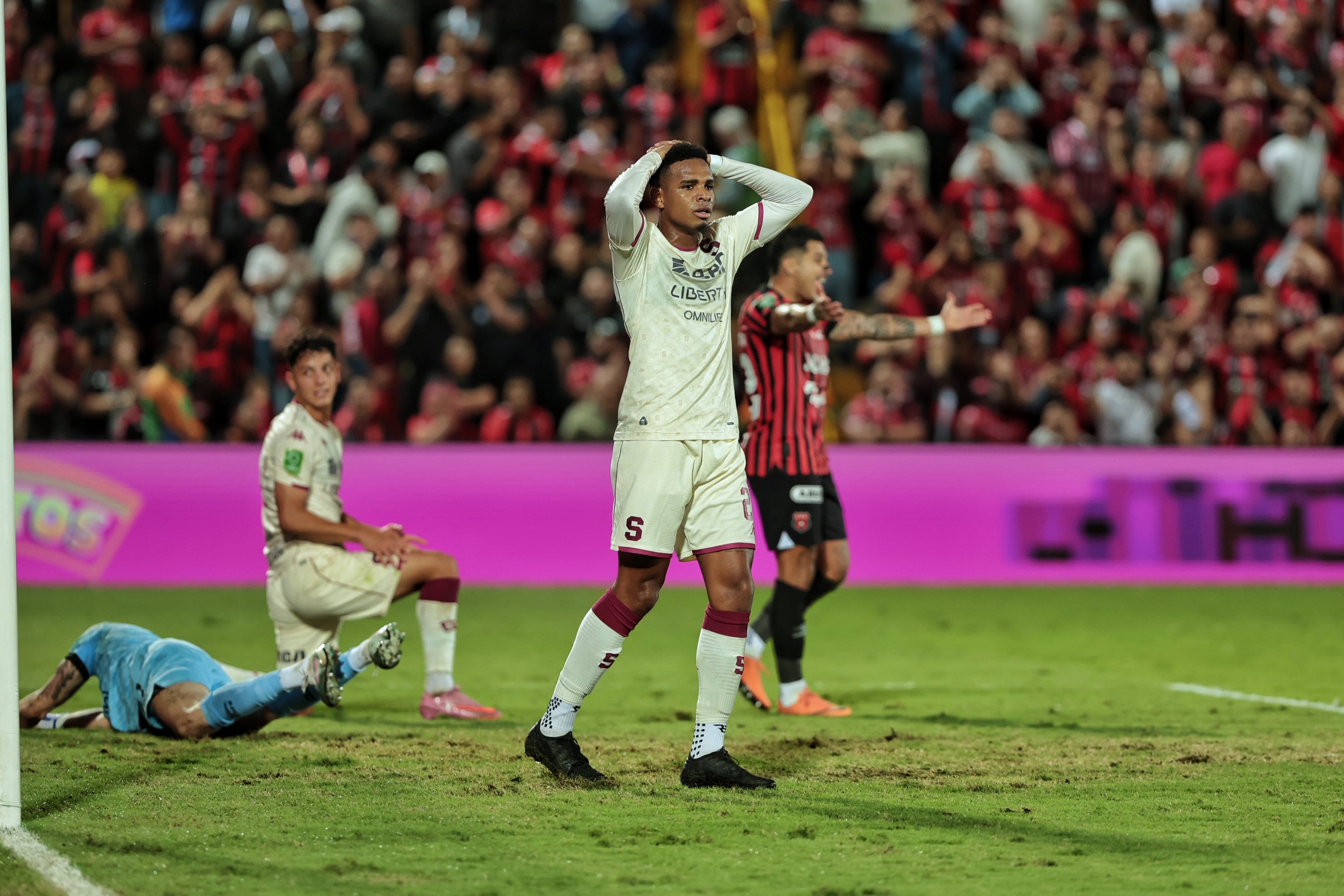 20/12/2025/ partido de ida entre Liga Deportiva Alajuelense vs Saprissa por el partido de vuelta de la final del Torneo apertura de la Liga Promerica 2025 en el estadio Alejandro Morera Soto / foto John Durán