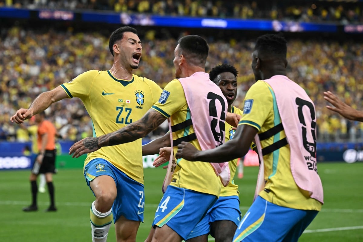 Gabriel Martinelli celebra con sus compañeros su gol más importante hasta ahora, porque con ese dardo, Brasil avanzó a los octavos de final del Mundial 2026.