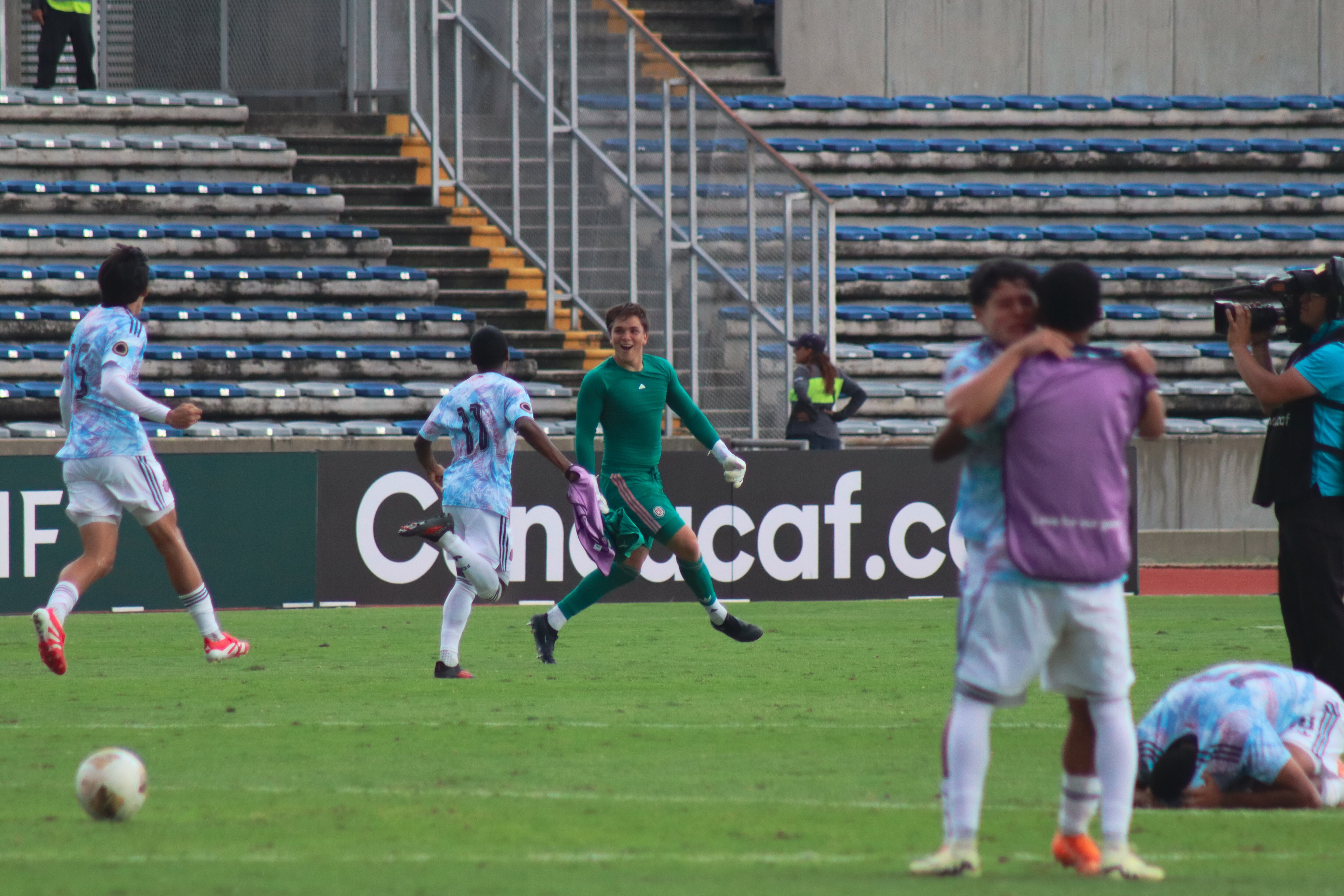 Así festejó la Selección Sub-20 de Costa Rica, luego de que el arquero Ian O’rourke convirtió el penal decisivo, el de la clasificación al Mundial.